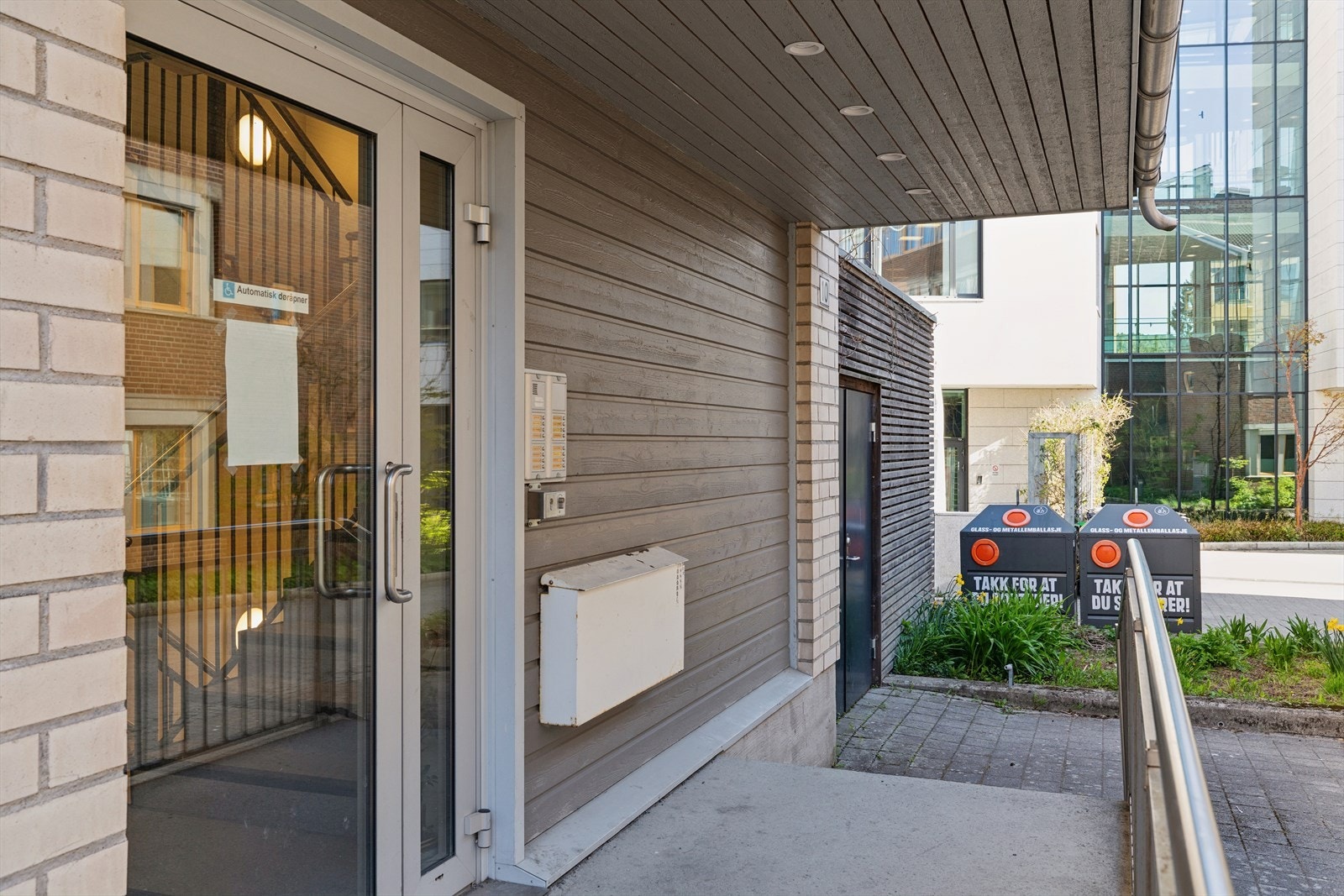 Velkommen inn! Trappefri adkomst og heis til parkeringskjeller. Galleribilde