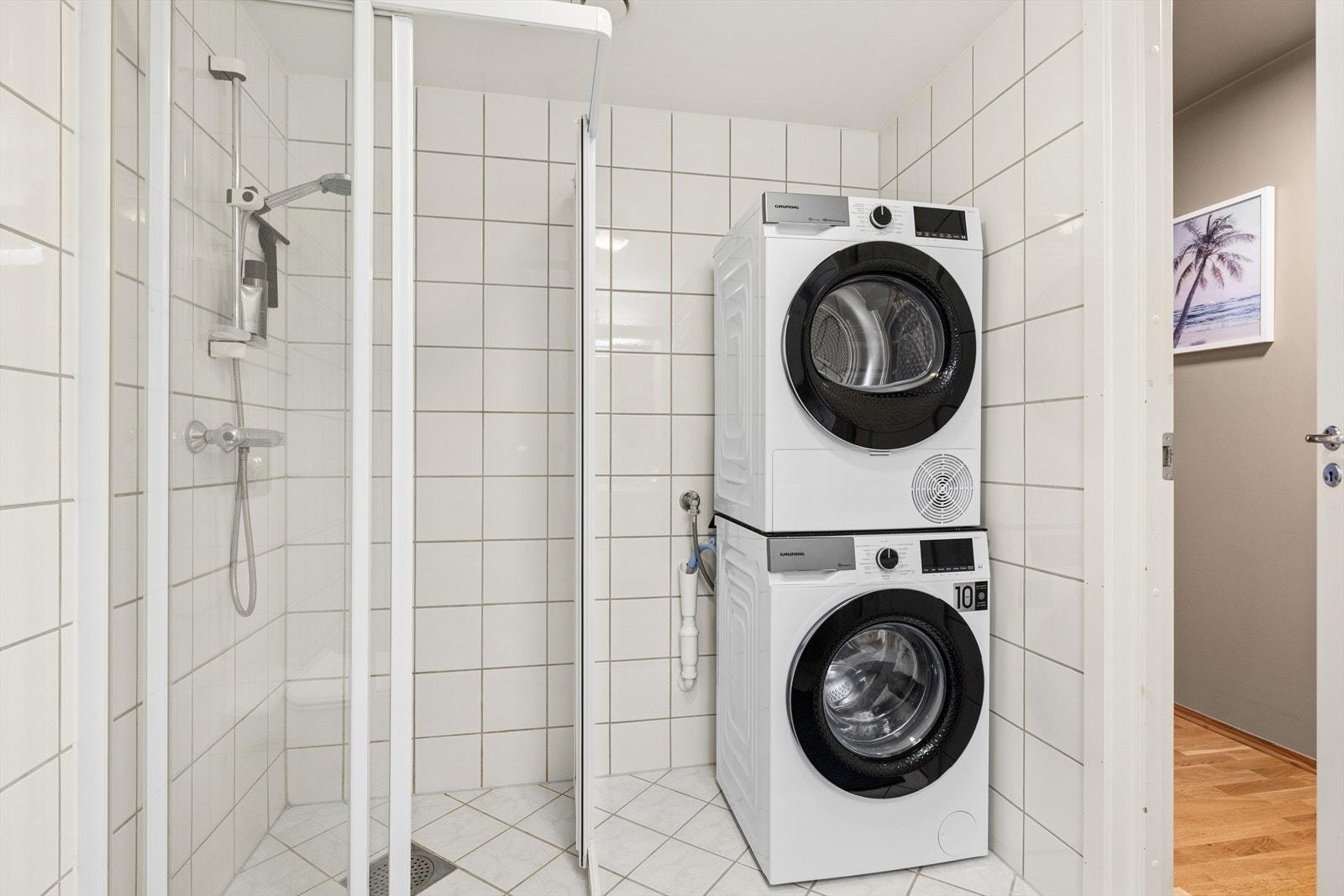 Badet har opplegg for vaskemaskin og er utstyrt med mekanisk avtrekk. Galleribilde