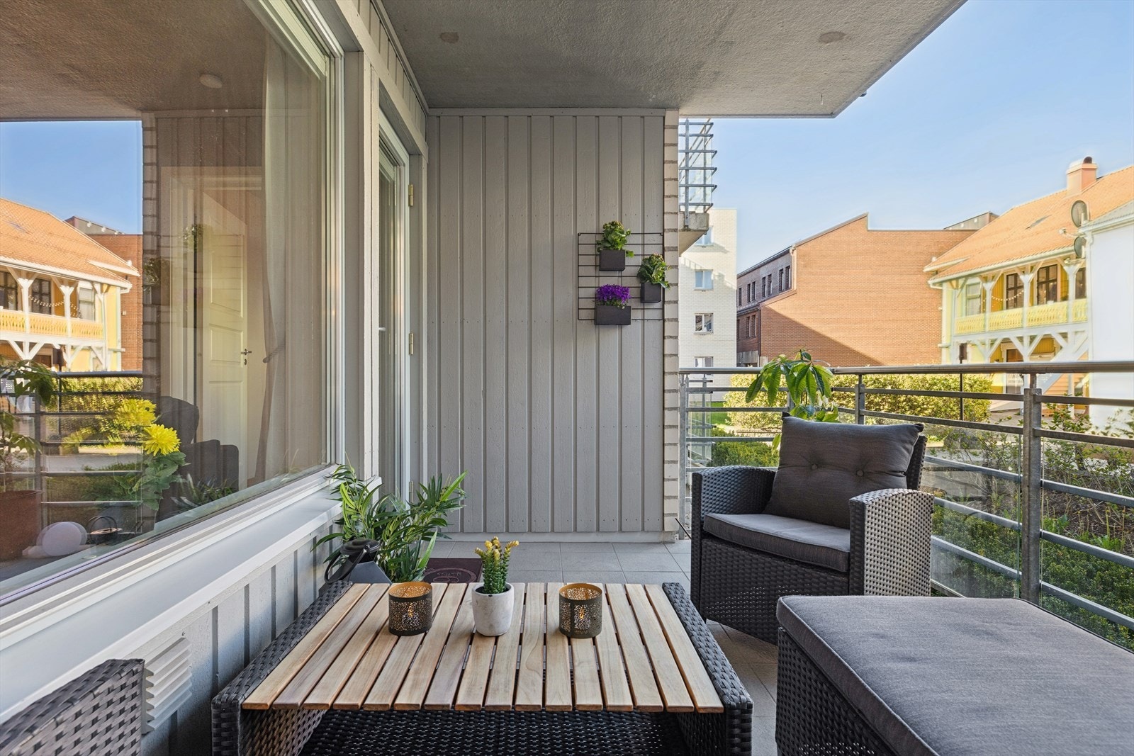 Veranda på ca. 9 m² har fliser på gulv og vender mot et rolig, usjenert fellesareal. Galleribilde