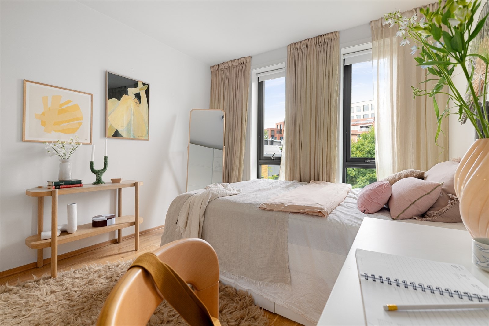 Rommet har fin plass til stor dobbeltseng, tilhørende nattbord, skrivepult og garderobeløsning. Galleribilde