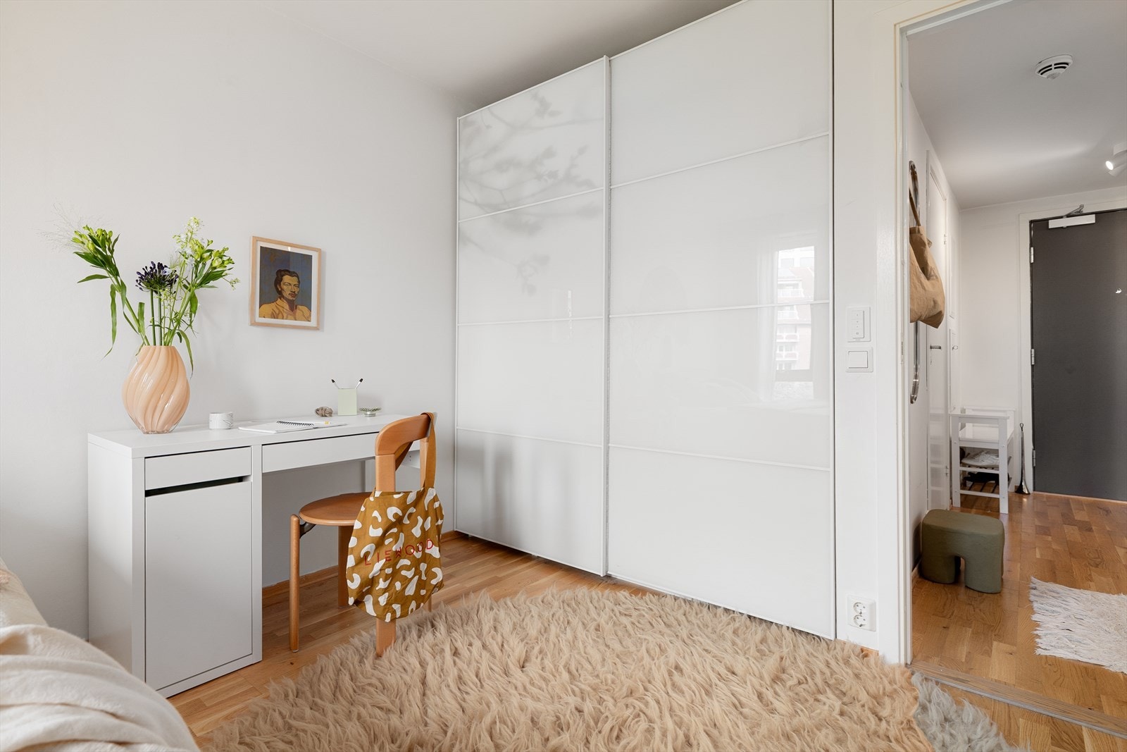 Det er rikelig med oppbevaringsplass til klær i skyvedørsgarderobe. Galleribilde