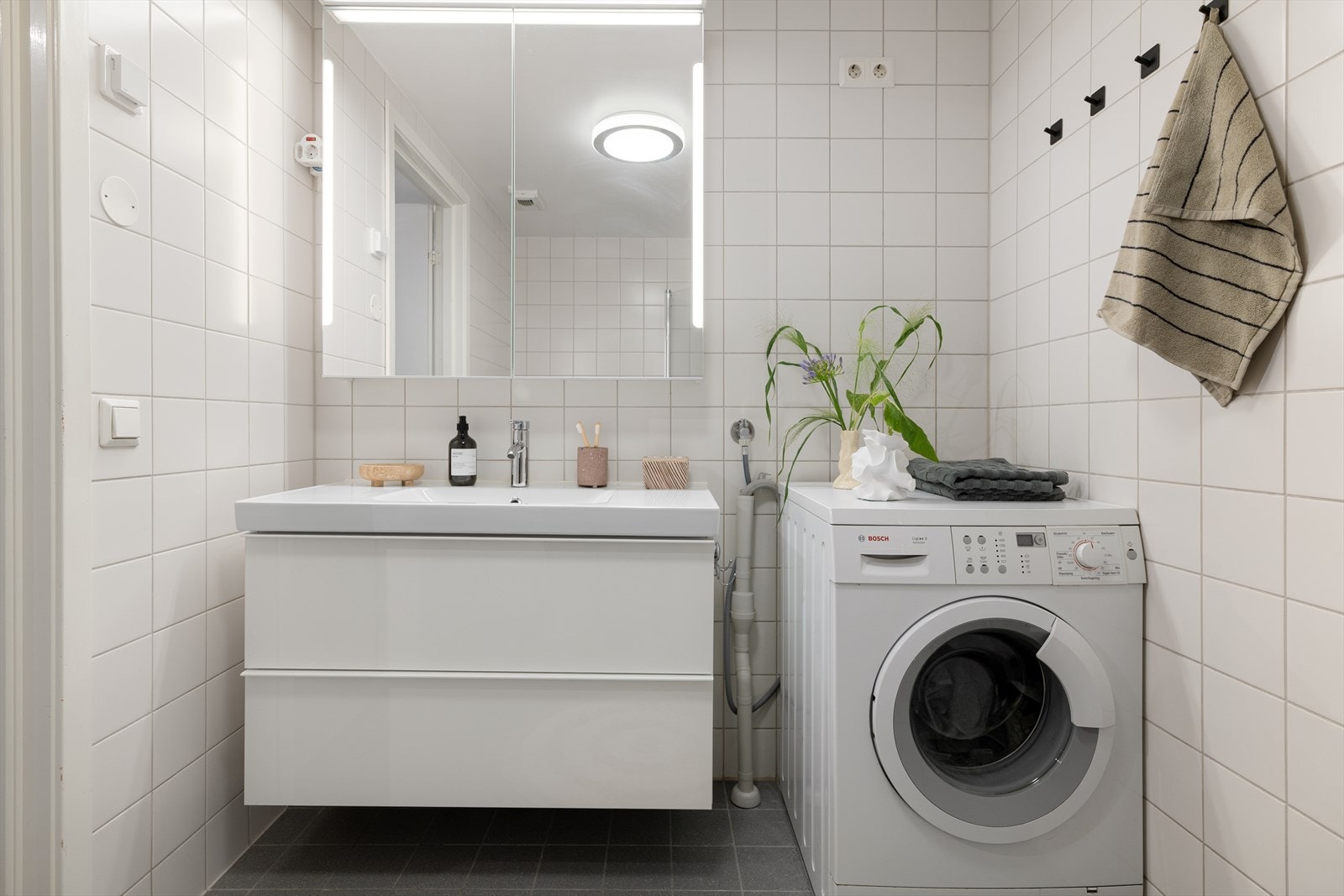 Servant med skuffer gir mye oppbevaringsplass. Badet har også varmekabler i gulv. Galleribilde