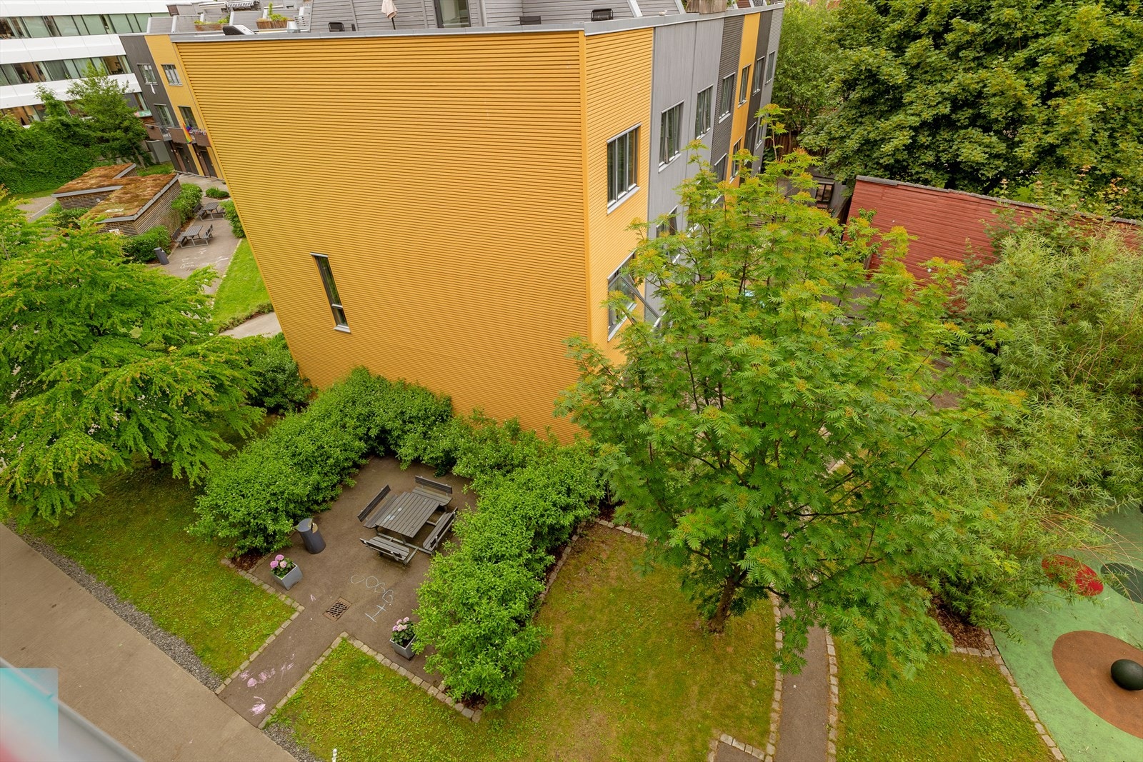 Fra balkongen har du et grønt og frodig utsyn mot borettslagets fellesområder. Galleribilde