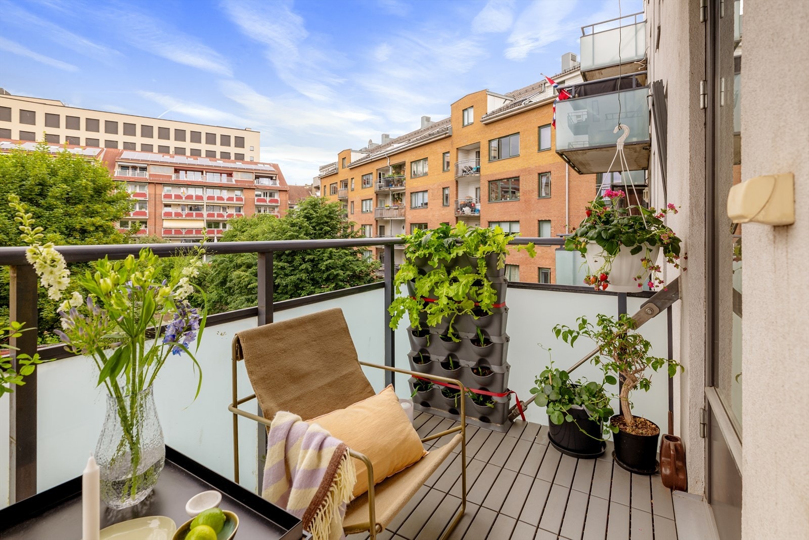 I tillegg til egen balkong har du tilgang til felles takterrasse og en pent opparbeidet bakgård. Galleribilde