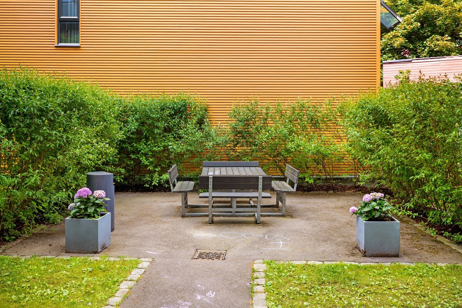 Fellesarealene er svært pent opparbeidet med gressplen, diverse beplantning, brostein og interne gangveier. Galleribilde