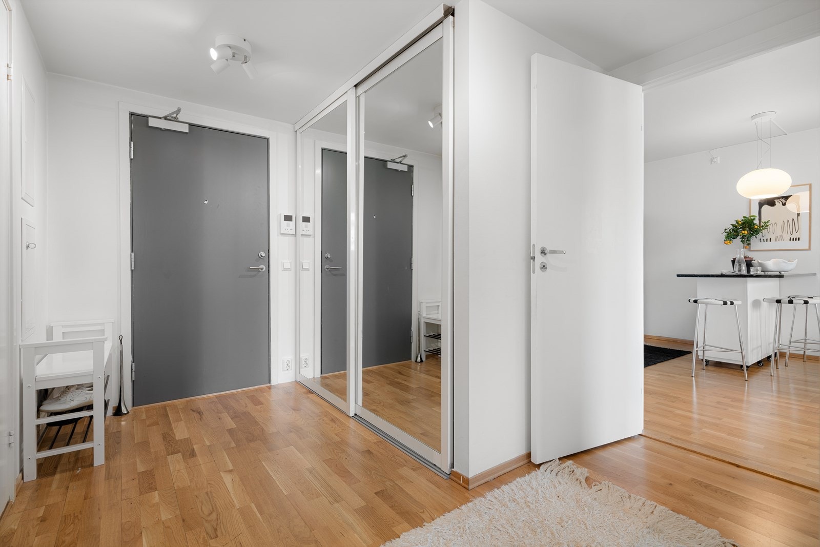 Gangen er leilighetens knutepunkt - lys og romslig med god oppbevaringsplass i skyvedørsgarderobe. Galleribilde