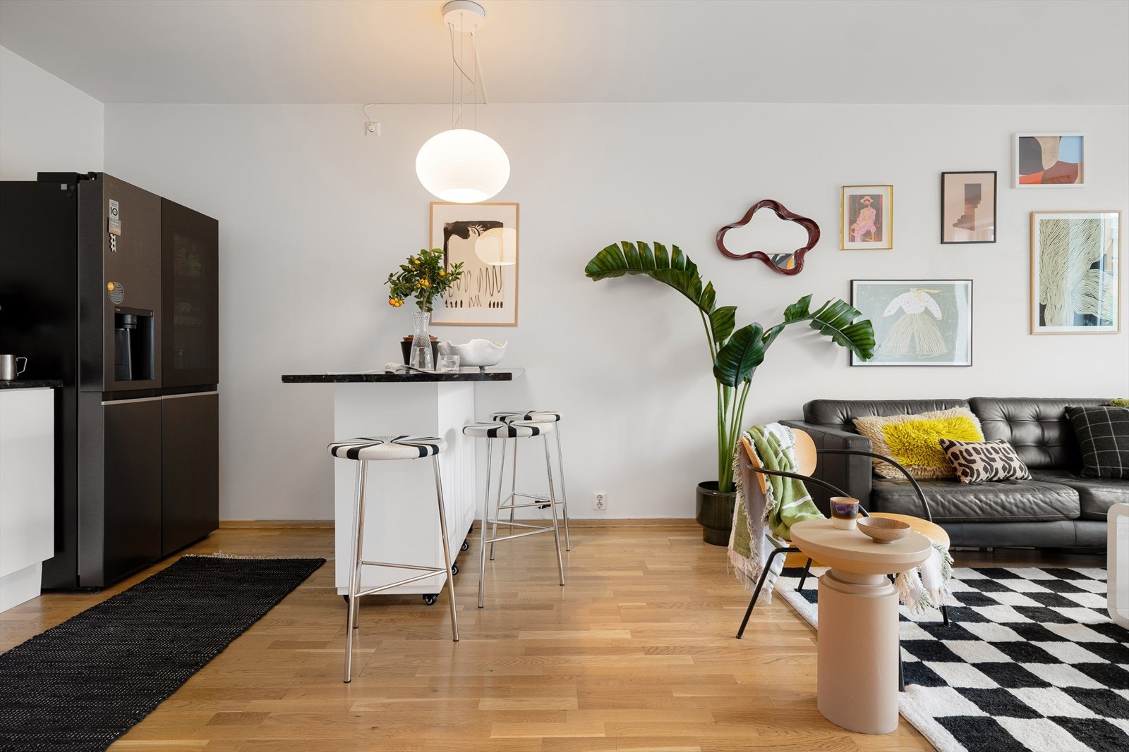 Mellom kjøkken og stue er det fin plass til større spisegruppe hvor man kan dekke på til flere gjester. Galleribilde
