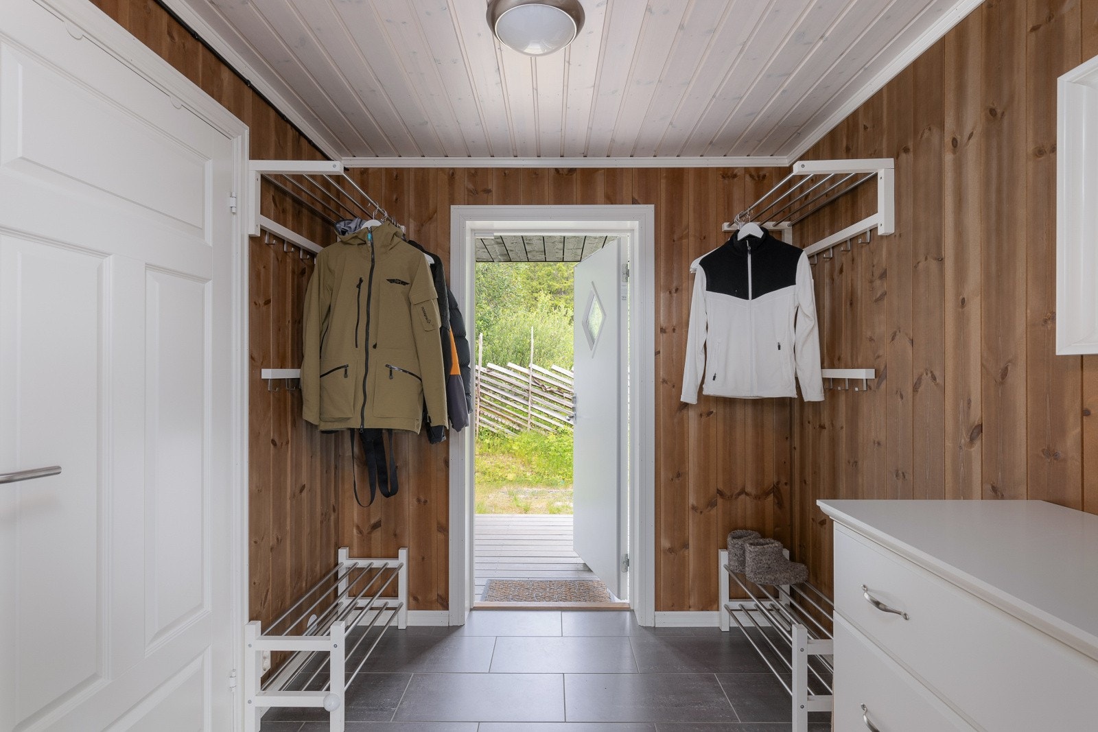 Praktisk entré med flislagt gulv og god plass til yttertøy og sko. Galleribilde