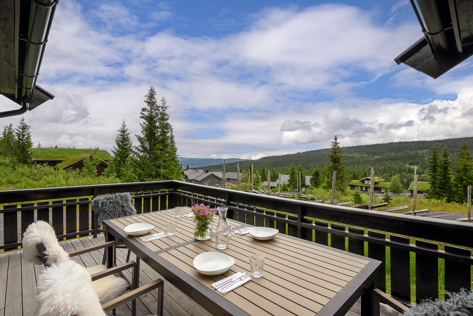 Hytta har vestvendte uteplasser og fritt utsyn mot omkringliggende fjellandskap. Terrassene vender ut mot dette landskapet og byr på utsikt mot bl.a. Hafjell, Bjørga og Synnfjell. Galleribilde