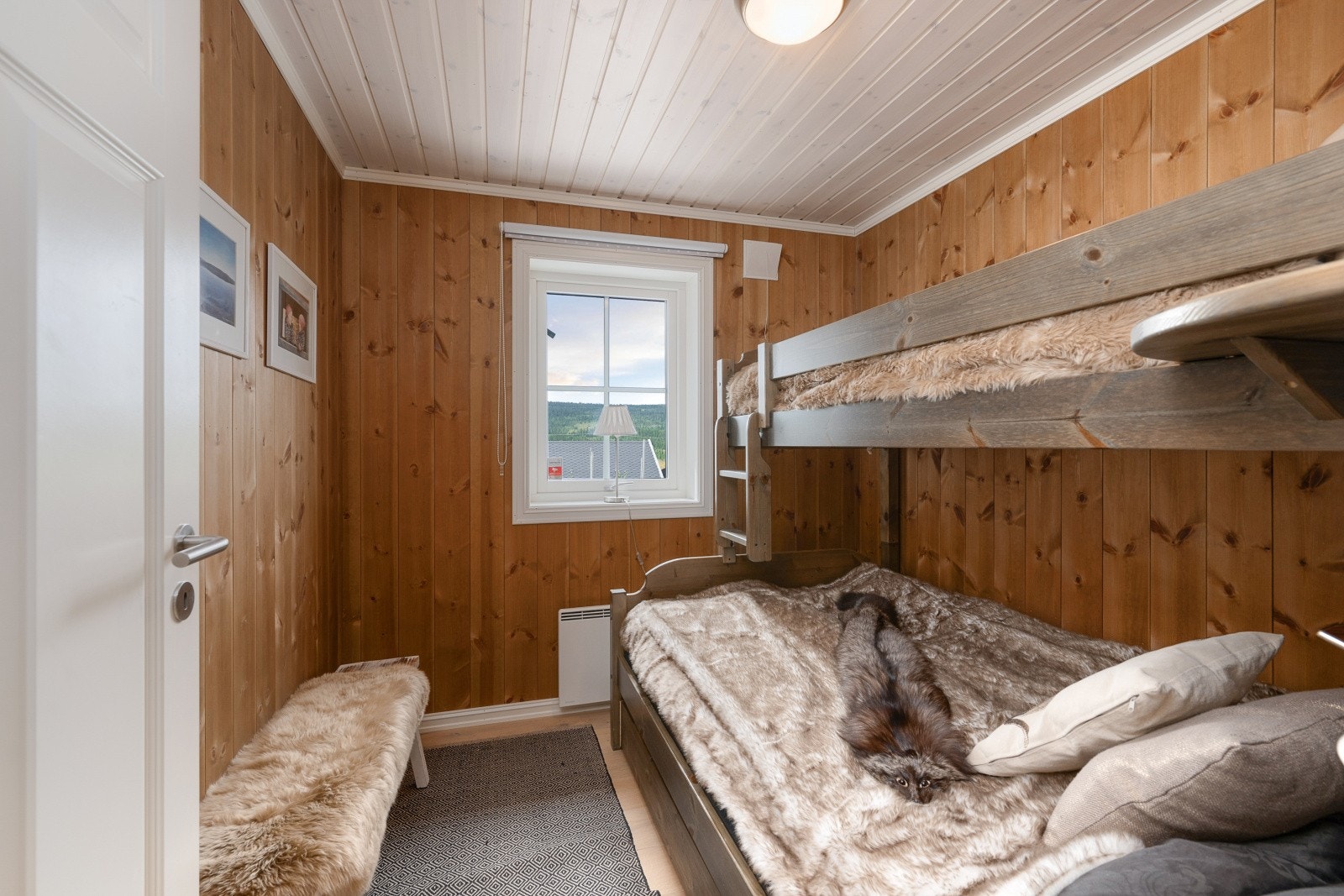Soverom to, innredet med familiekøye. Galleribilde