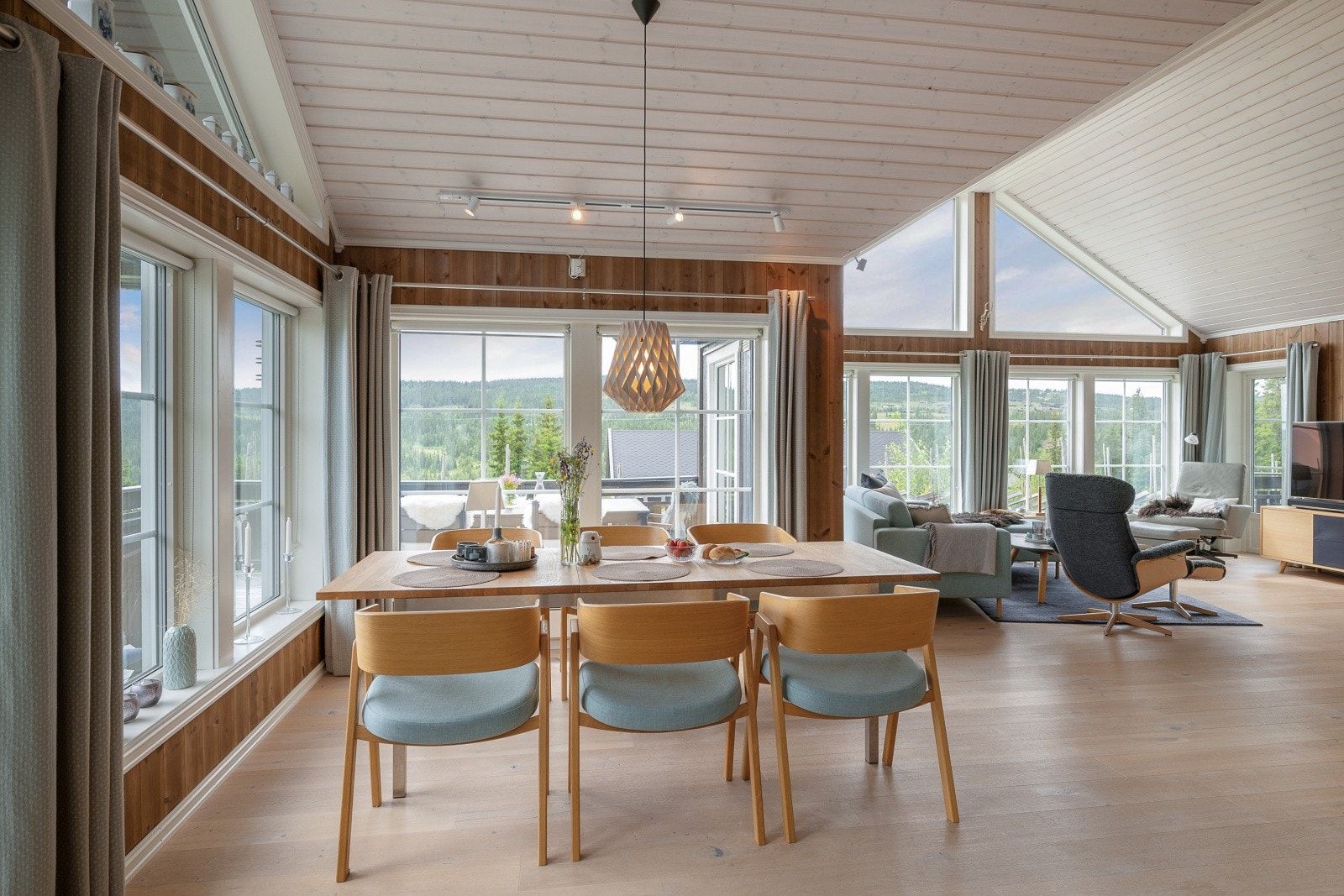 God plass til langbord for hyggelige måltider med familie og venner. Galleribilde