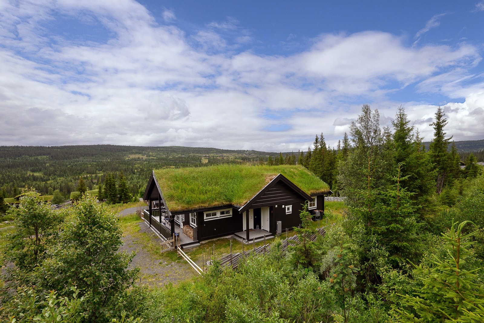 Hytta ligger i et eldorado av friluftsmuligheter, med umiddelbar nærhet til bl.a. alpinanlegg og golfbane. Hytta har ski inn/ut til langrennsløypene på Skeikampen. Galleribilde
