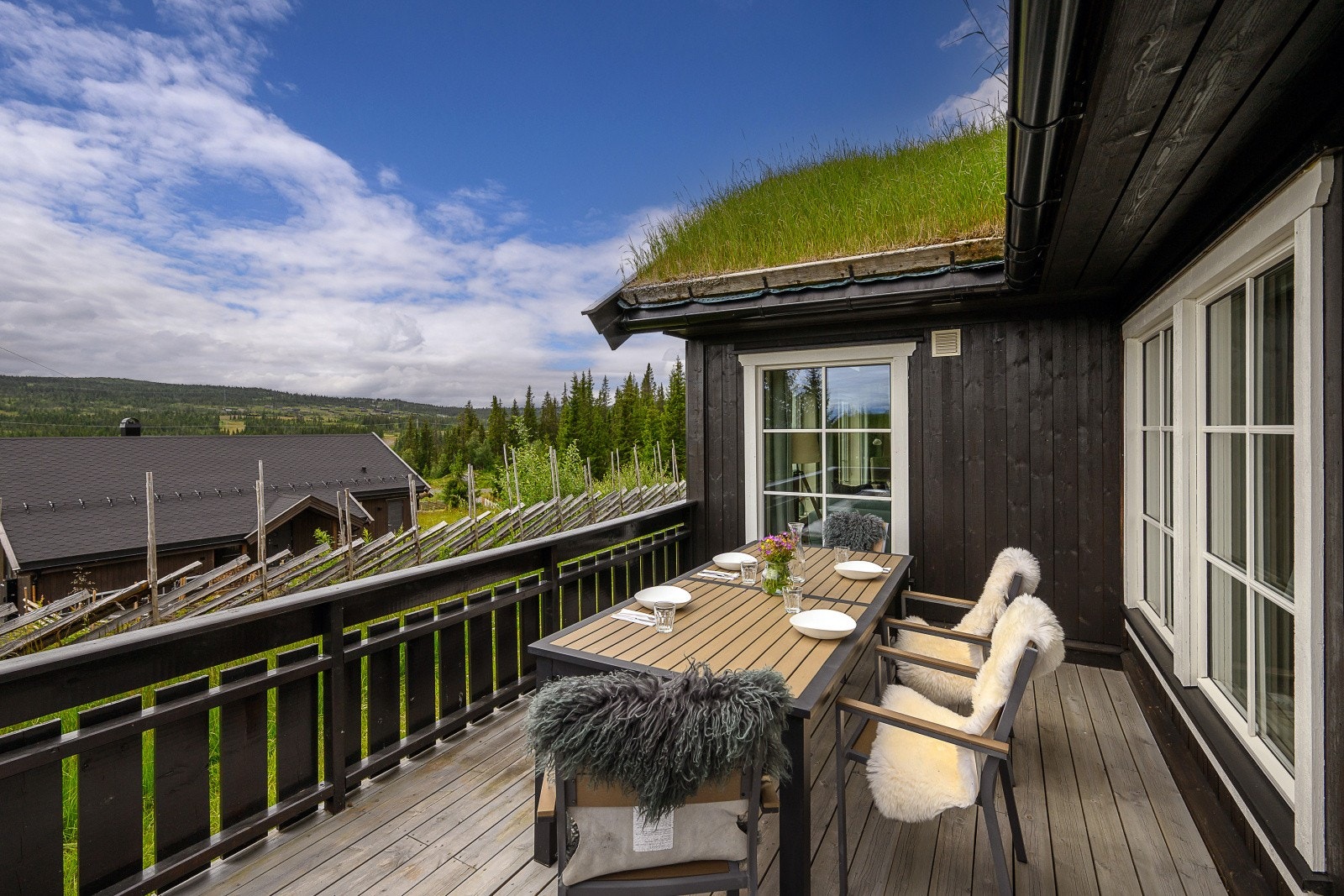 Med terrasser i begge ender av hytta kan man nyte solen fra morgen til kveld! Galleribilde