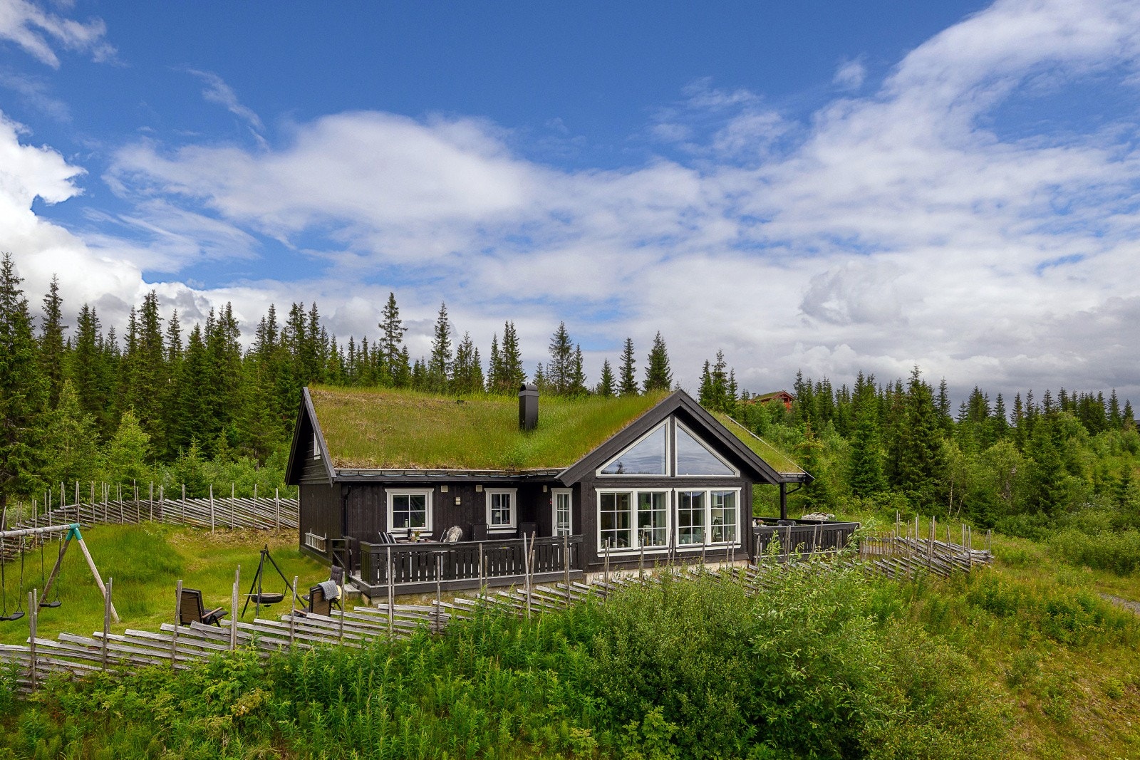 Eiendommen ligger fint plassert innerst i blindgate i Hågåslettvegen på Skeikampen. Hytta ligger på rundt 720 m.o.h., og grenser mot friarealer på flere sider! Galleribilde
