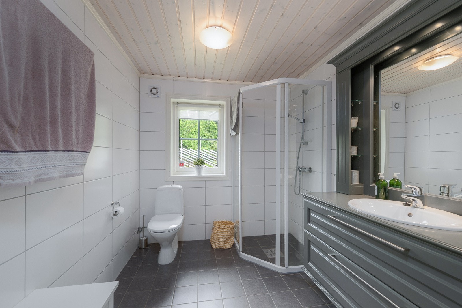 Hytta har to helfliste bad og én badstue. Galleribilde