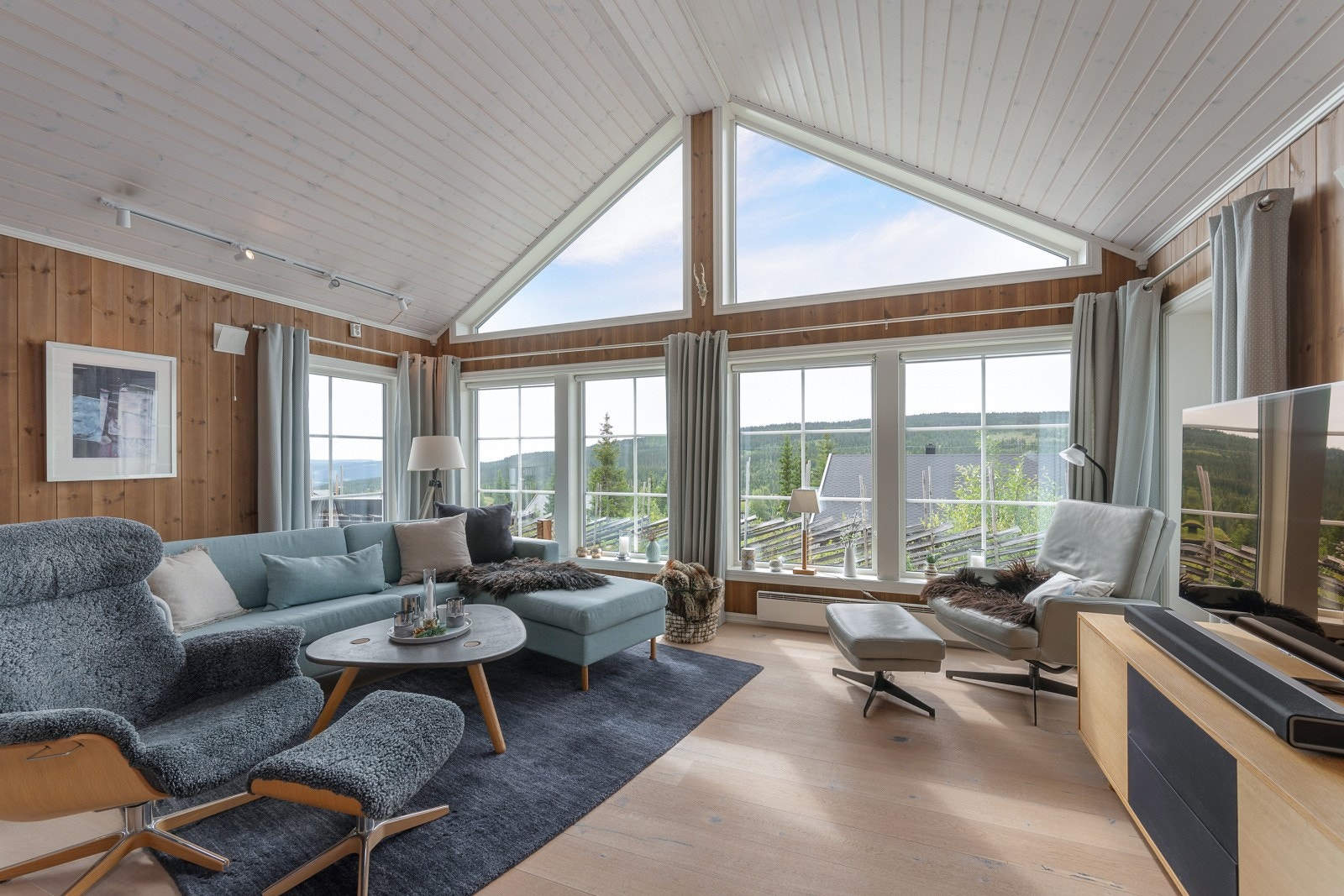 Stuen har generøs takhøyde og store vindusflater med flott utsikt og ingen innsyn. Galleribilde