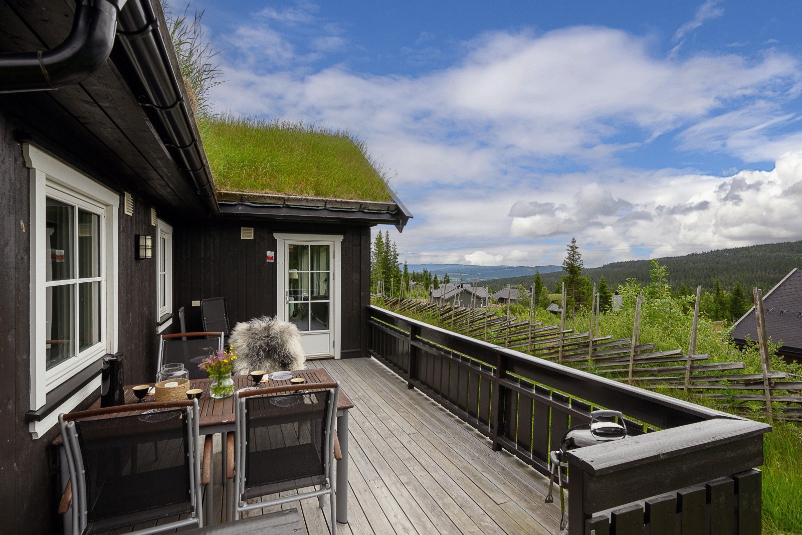 Det er to romslige terrasser, en på hver side av stuen. Total terrasseareal på 42 m²! Galleribilde