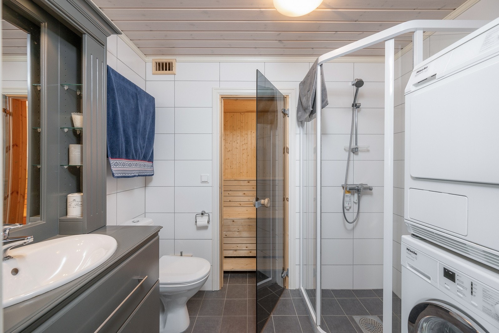 Det ene badet har opplegg for vaskemaskin og tørketrommel, samt adkomst til badstue. Galleribilde