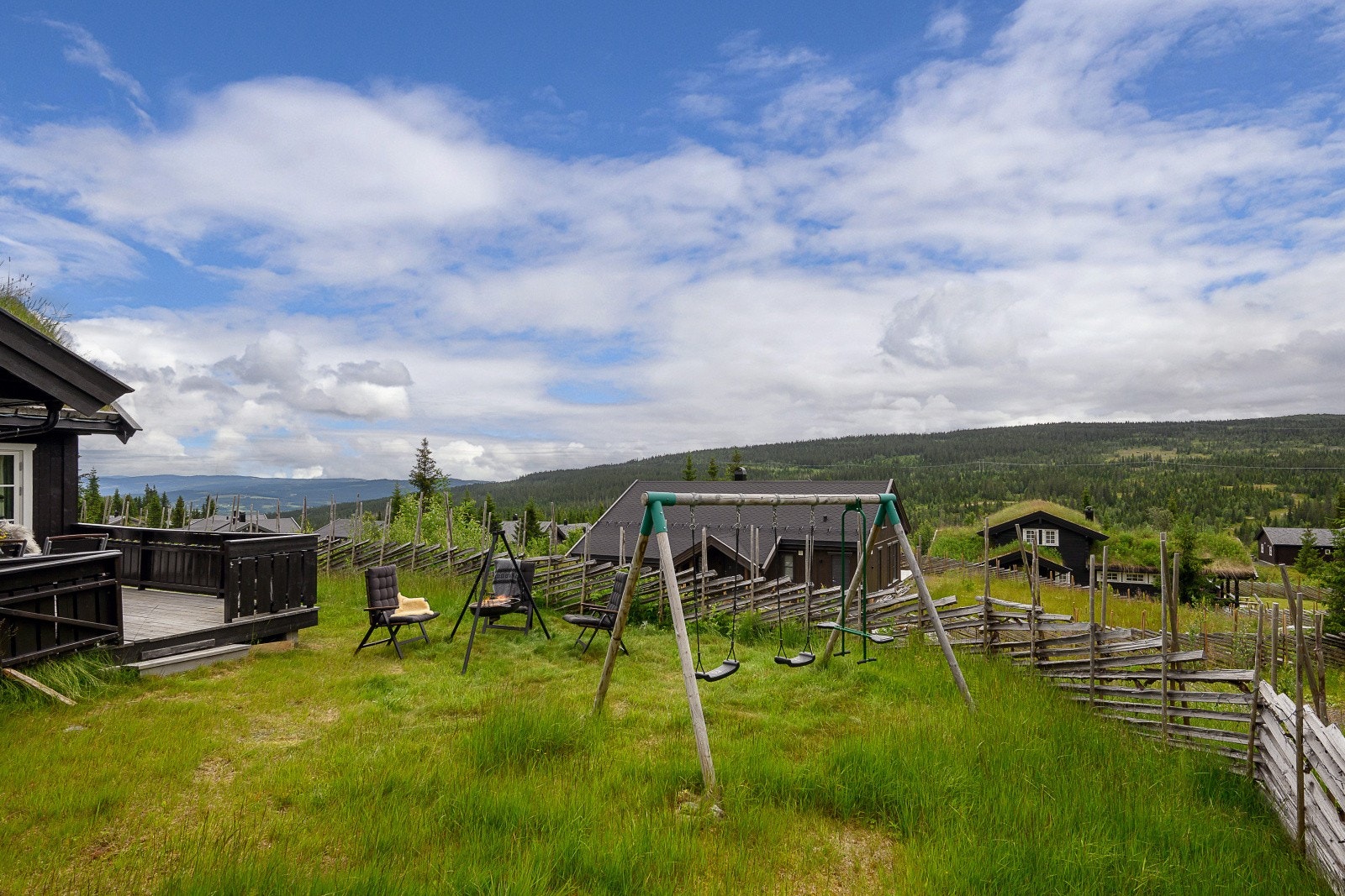 Tomten er delvis inngjerdet med skigard fra 2022. Tomten for øvrig er opparbeidet med plen og lekeapparater. Galleribilde