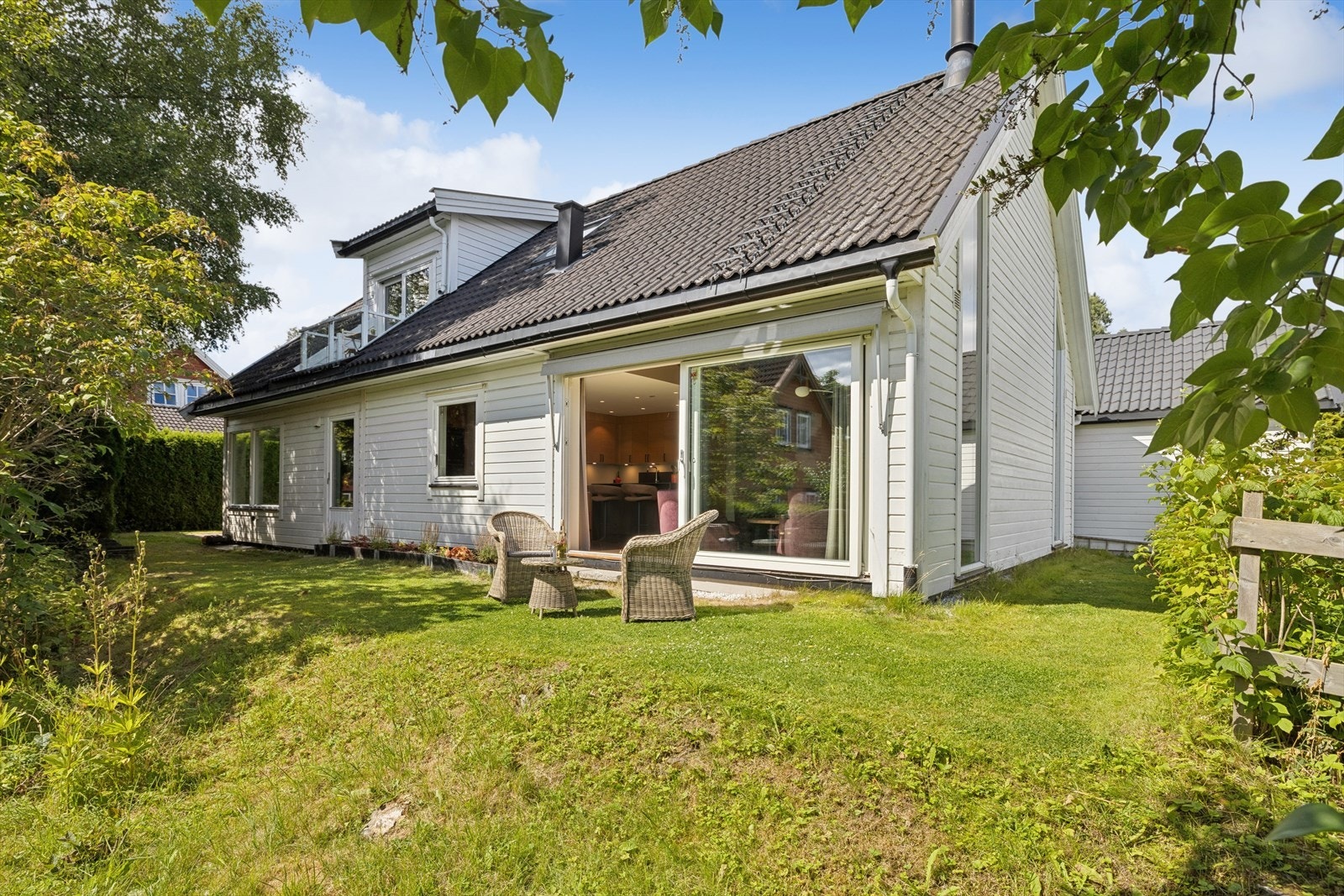 Det er utgang til hage fra begge stuene i 1. etasje, samt til balkong fra stue i 2. etasje. Galleribilde