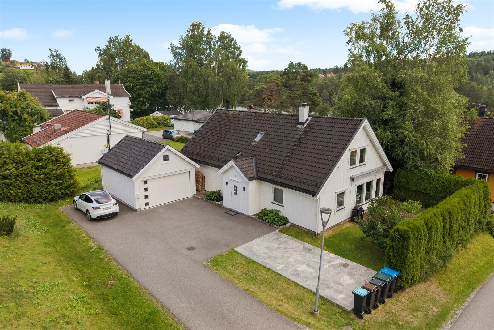 Eneboligen ligger innerst i blindvei i et særdeles attraktivt, familievennlig og idyllisk område med kort og trygg skolevei til Vardåsen barneskole. Galleribilde