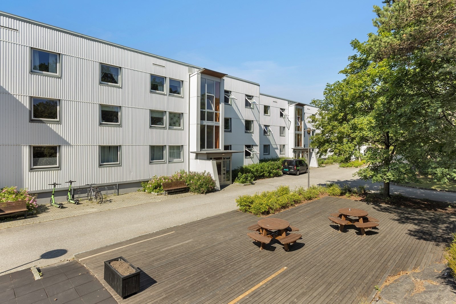 Leiligheten er en del av Ringveien Borettslag, med velholdte og grønne fellesområder. Galleribilde