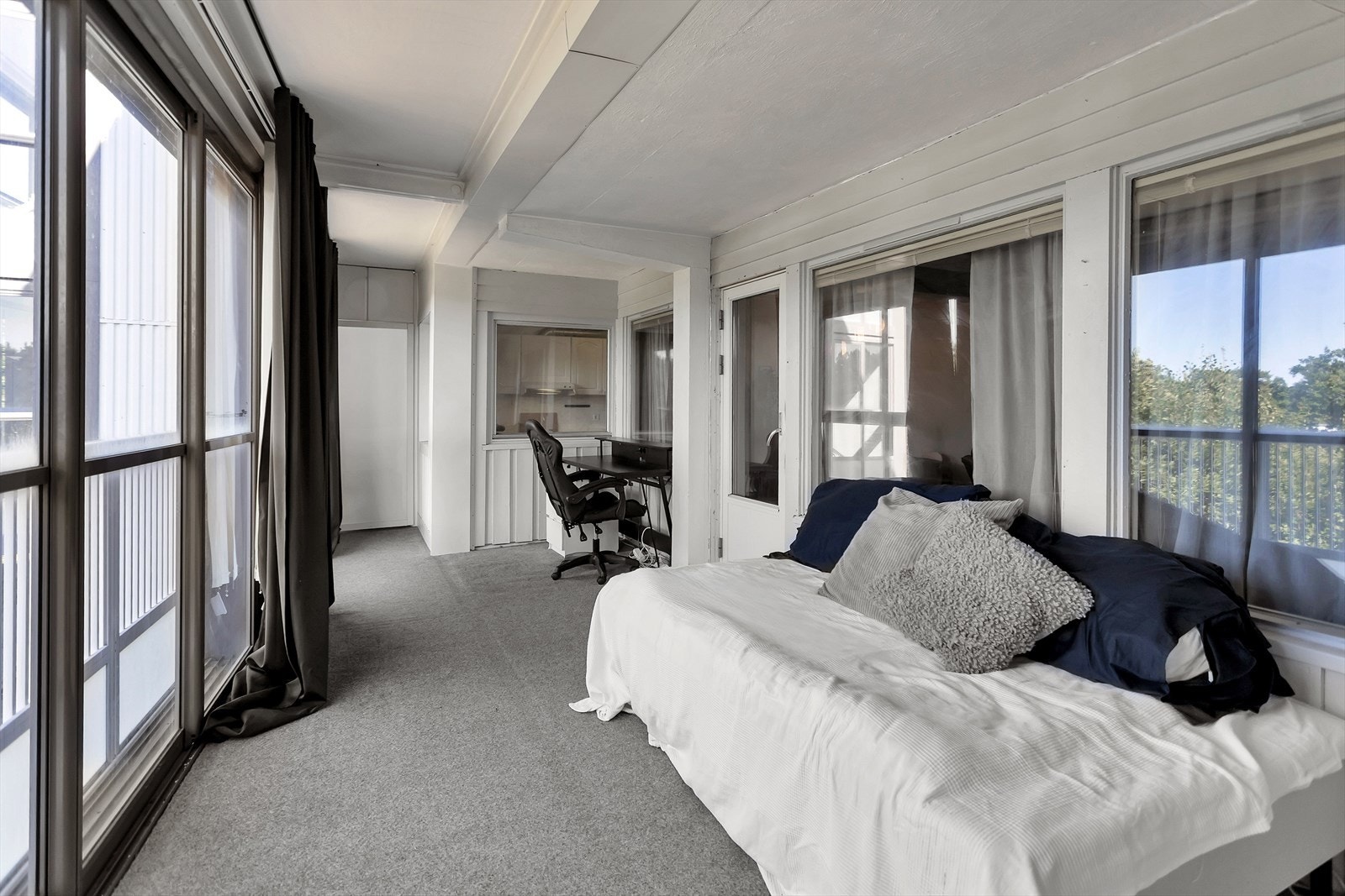 Verandaen er innglasset med skyvedører og vindusfelt i herdet glass som kan åpnes. Galleribilde