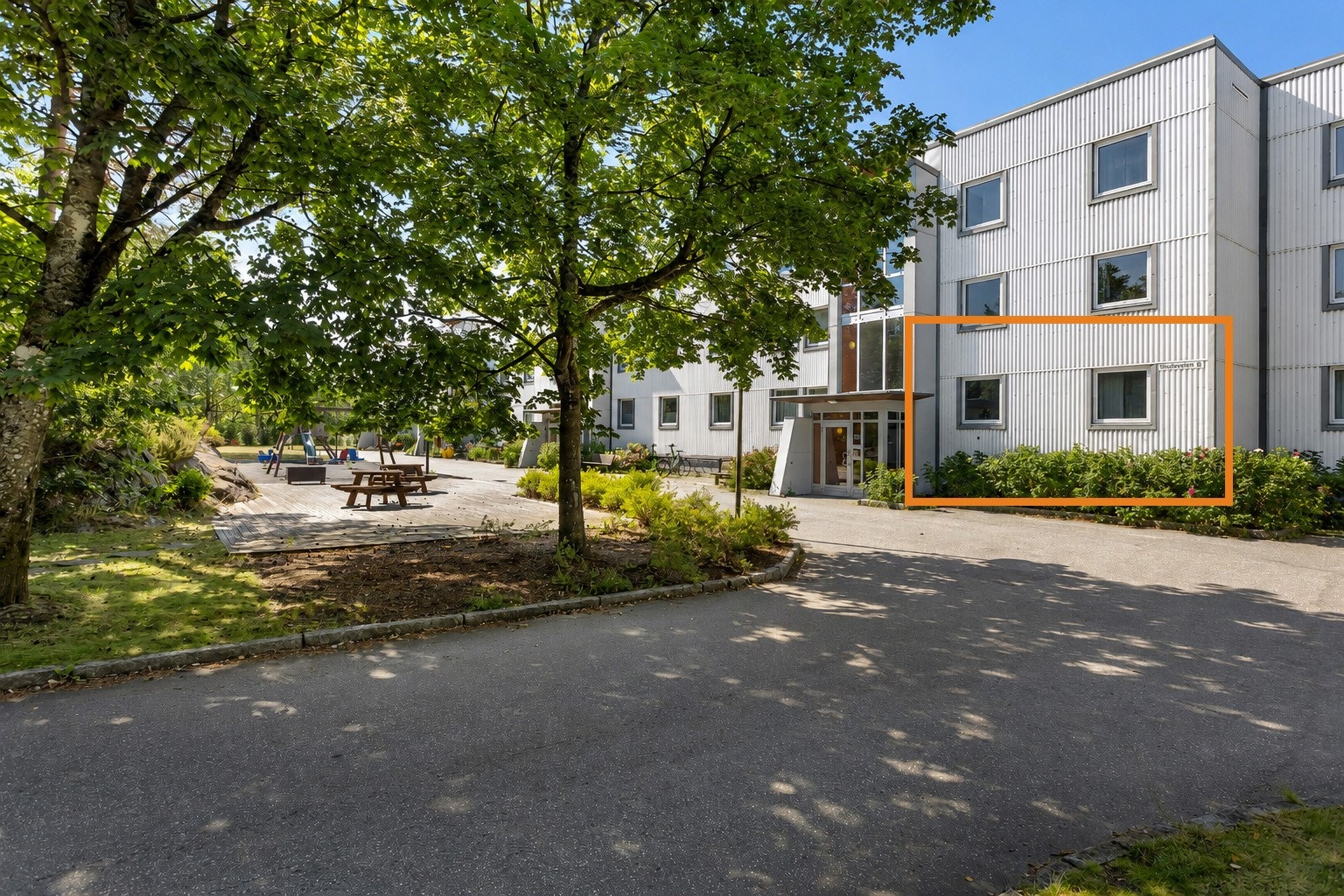 Leiligheten ligger i bygningens første etasje (høy 1. etasje), med enkel adkomst. Galleribilde