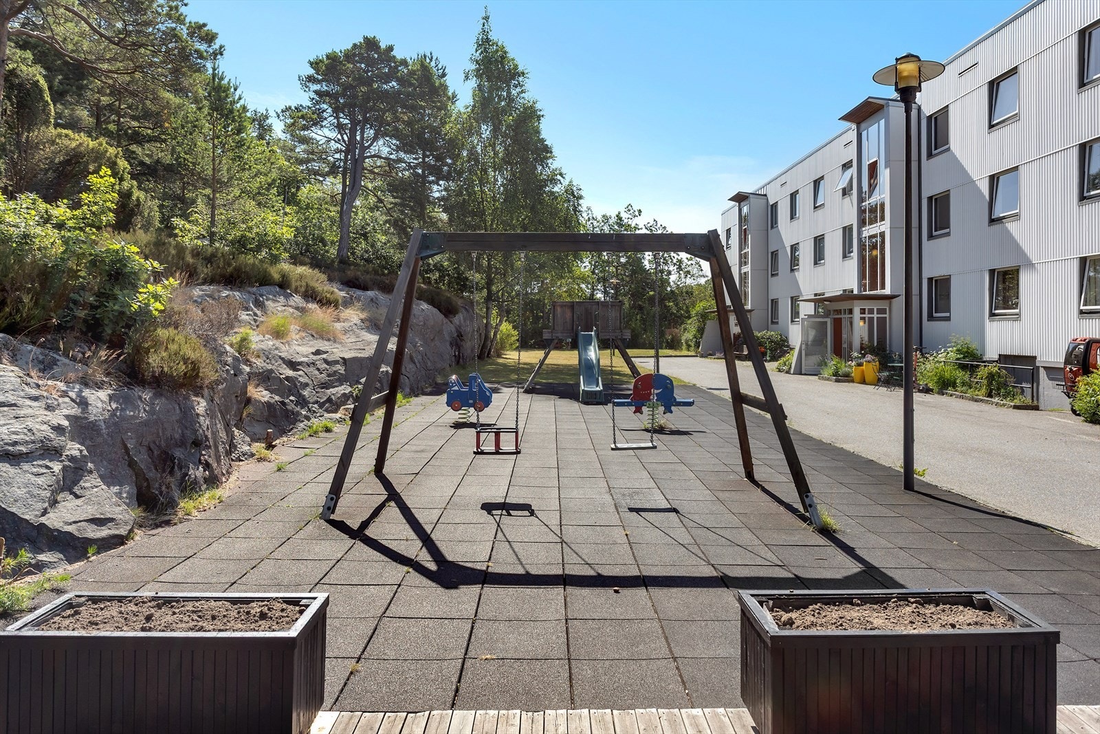 Borettslaget har felles lekeplass og hyggelige uteområder for beboerne. Galleribilde