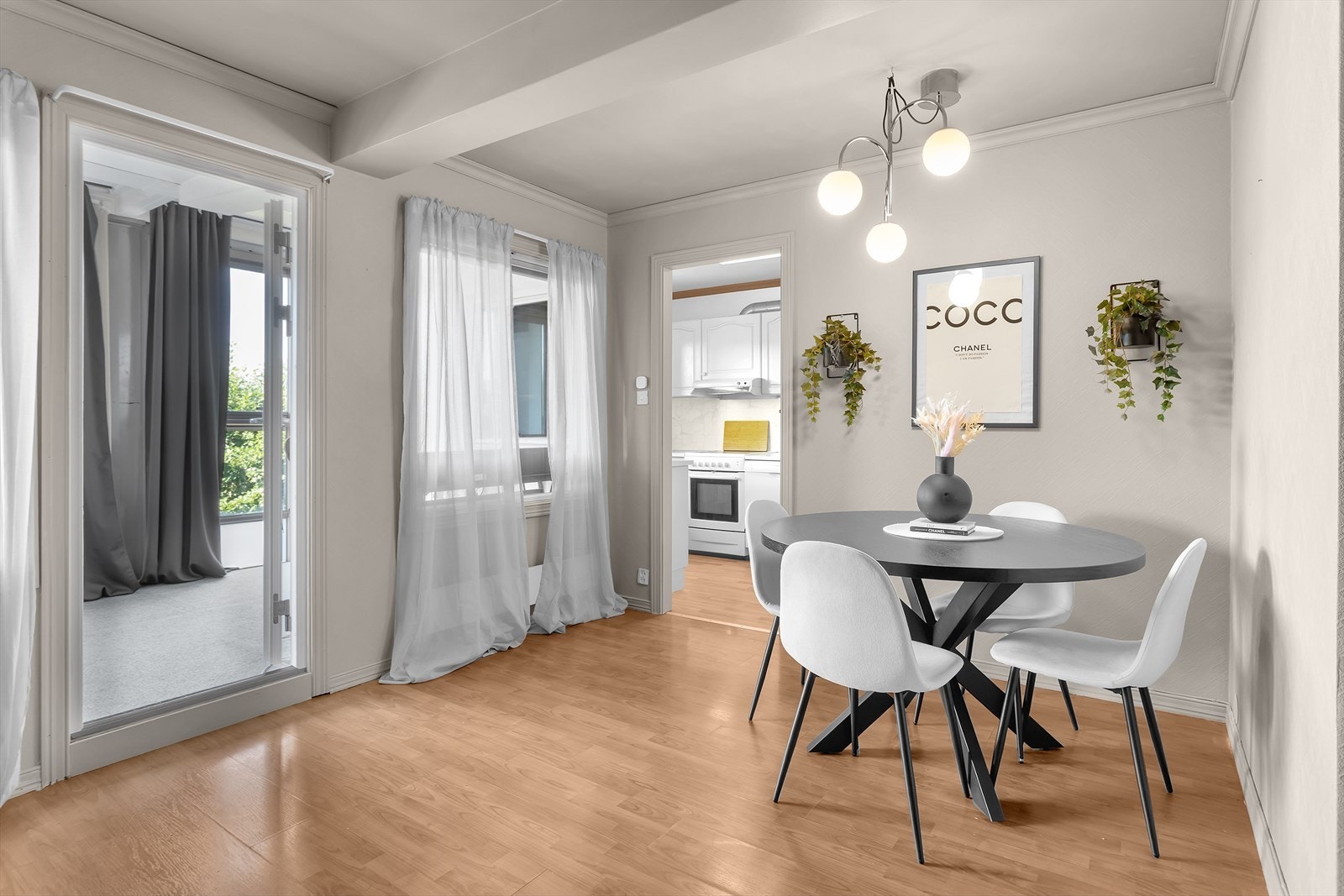 Fra stuen er det direkte utgang til den romslige, innglassede verandaen. Galleribilde