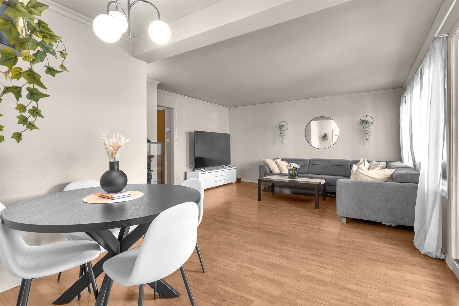 Stuen har en fleksibel planløsning med plass til både spisebord og sofagruppe. Galleribilde