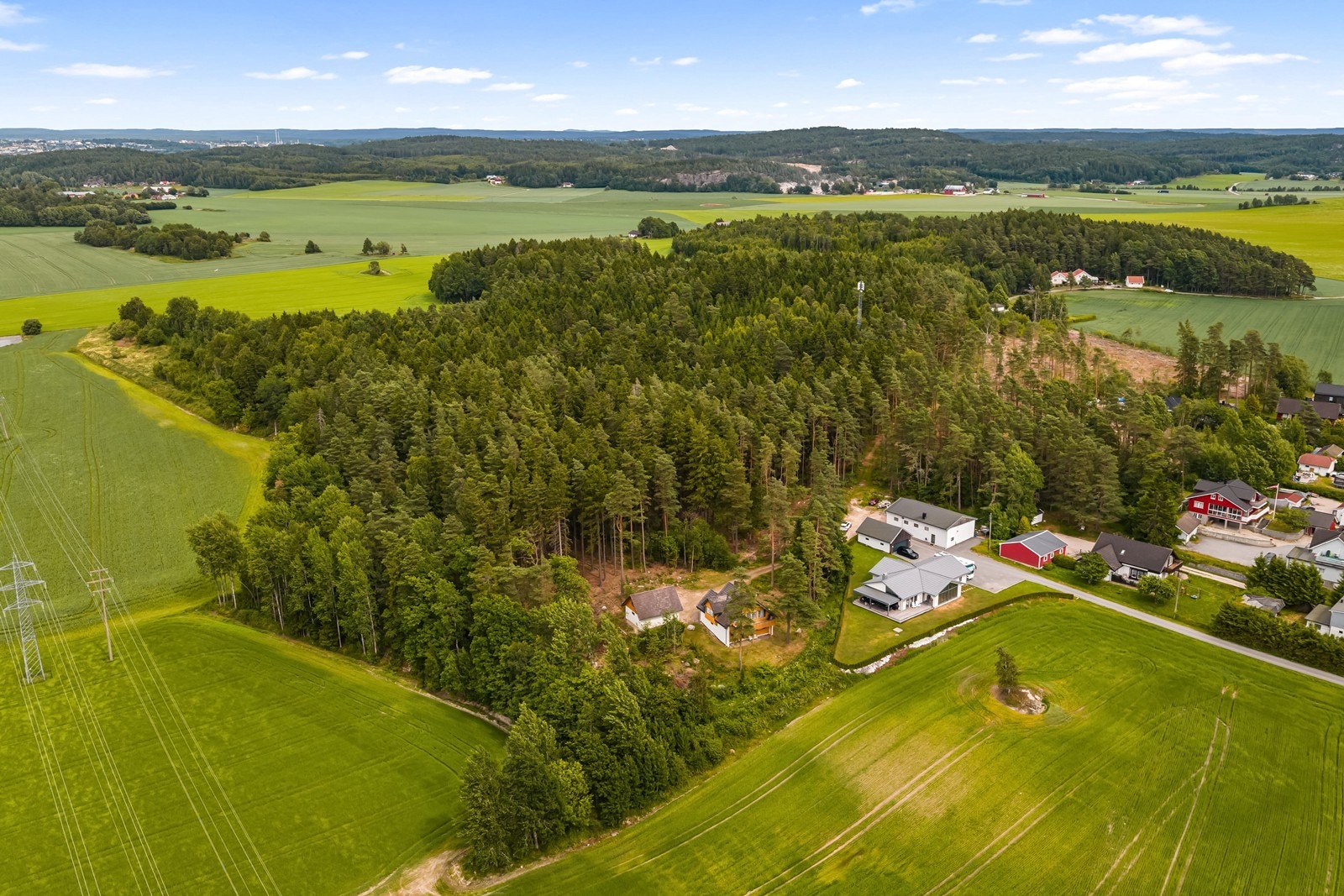 Eiendommen ligger fritt og usjenert til i enden av en privat vei. Galleribilde
