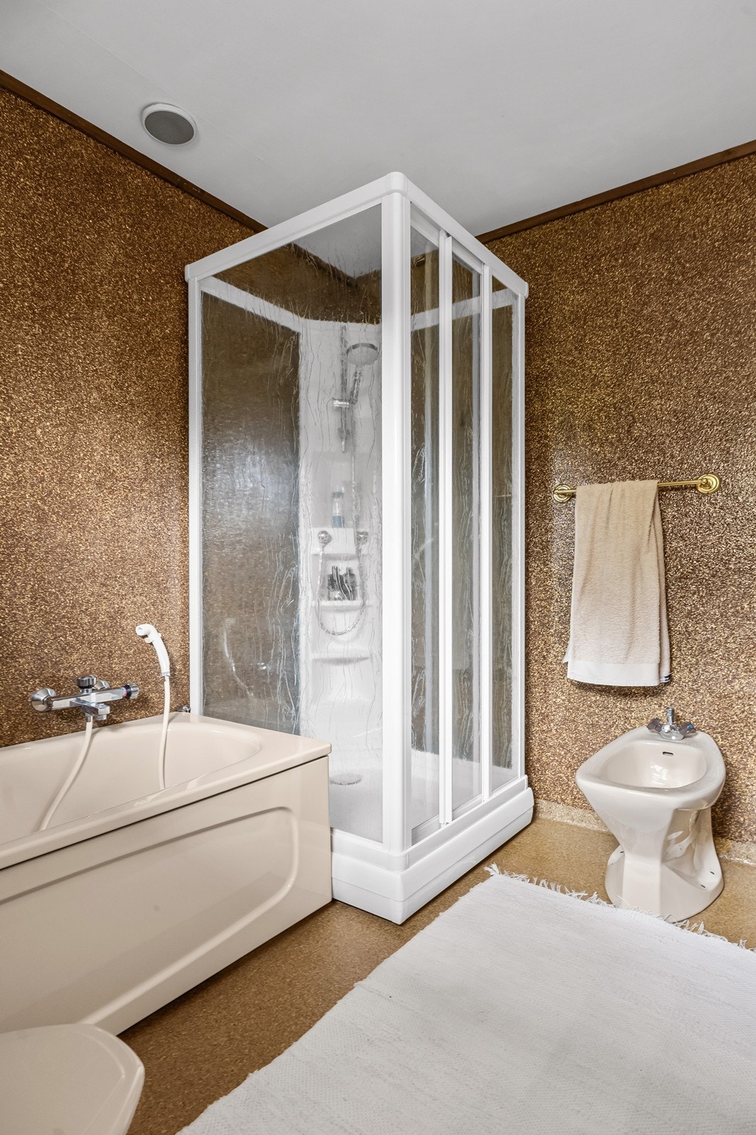 Badet er utstyrt med bidet og har elektriske varmekabler i gulvet. Galleribilde