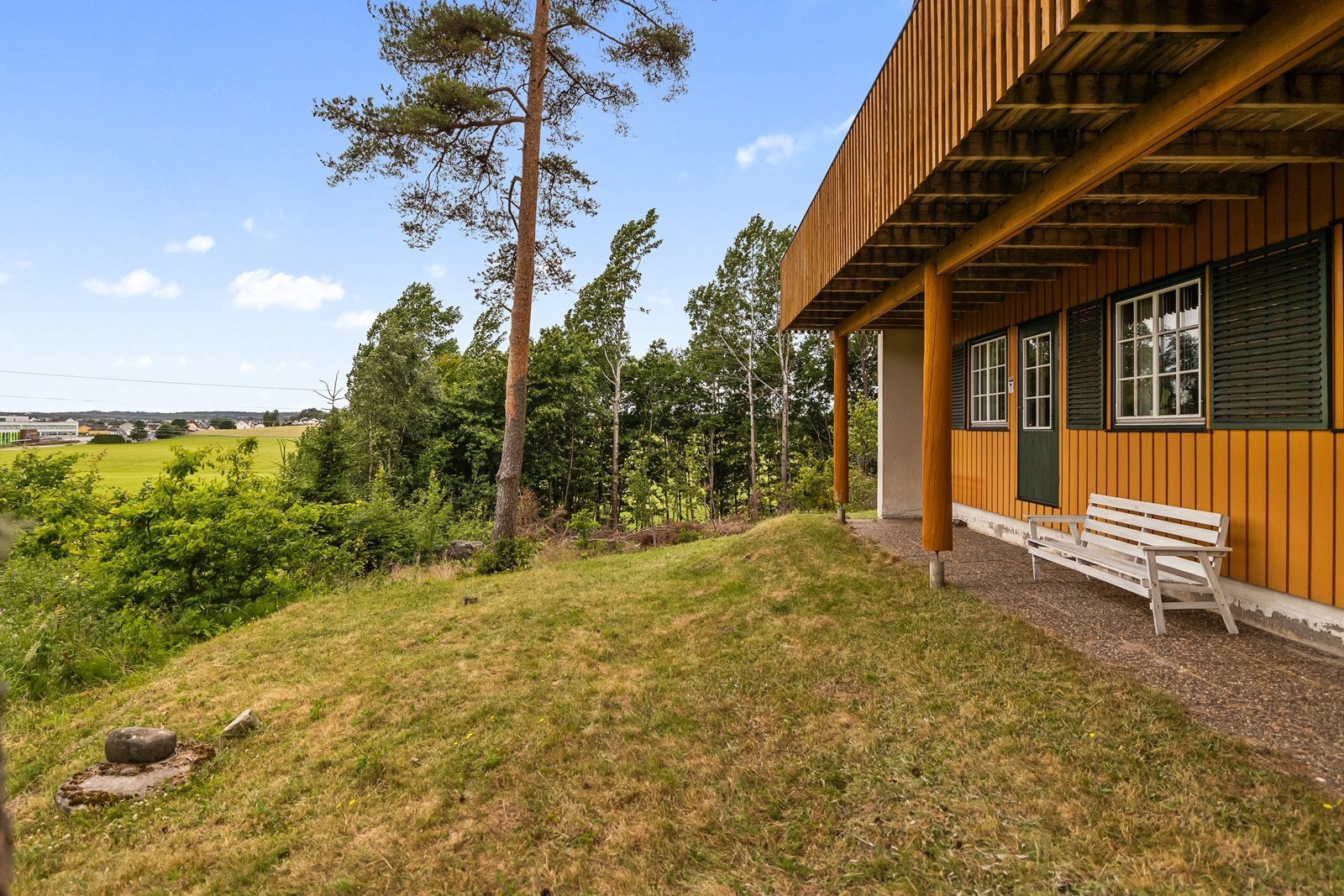 Naturtomten har stedvis naturlig vegetasjon og terrengtilpasninger. Galleribilde