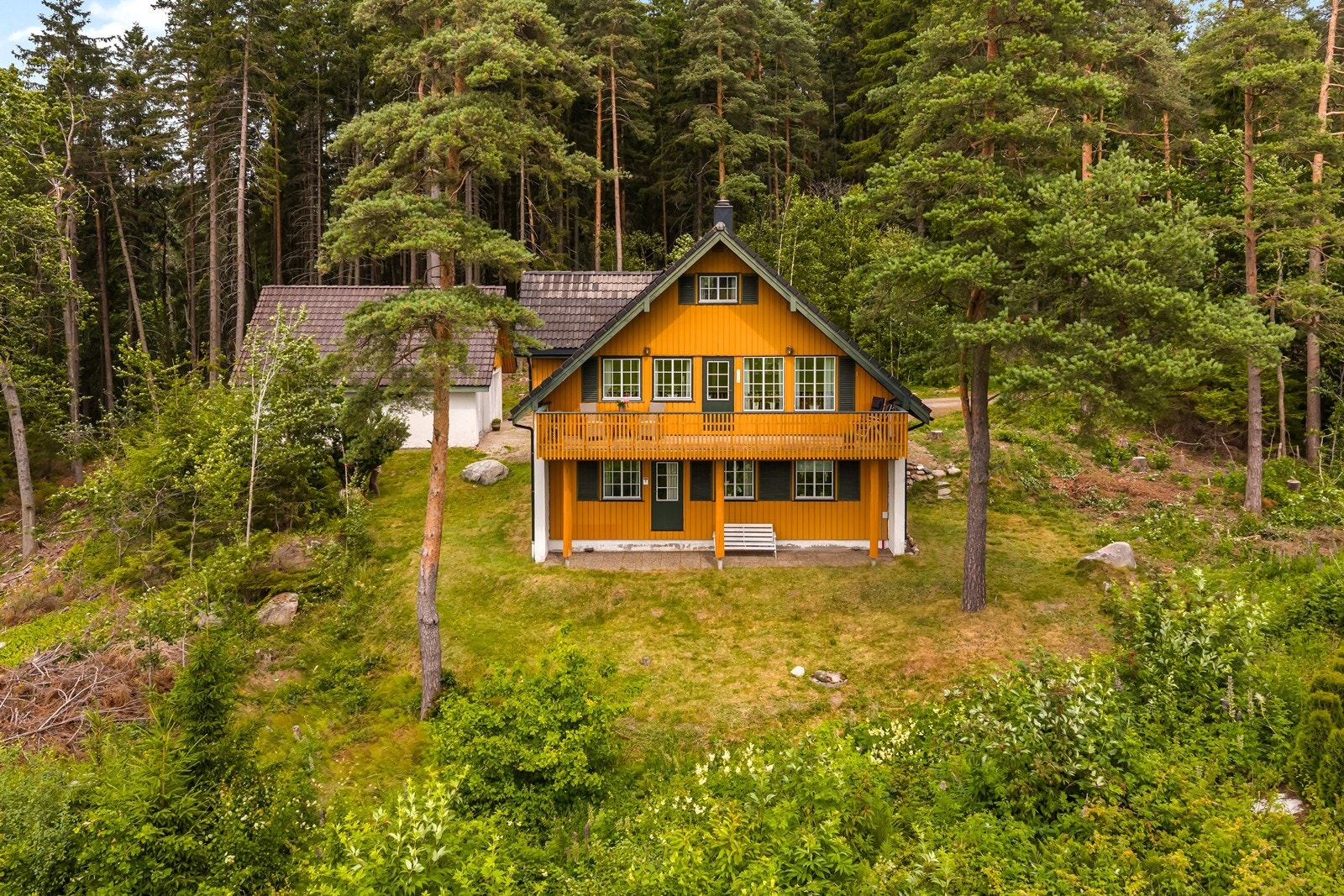 Boligen ligger høyt og fritt med utsikt over det omkringliggende landskapet. Galleribilde