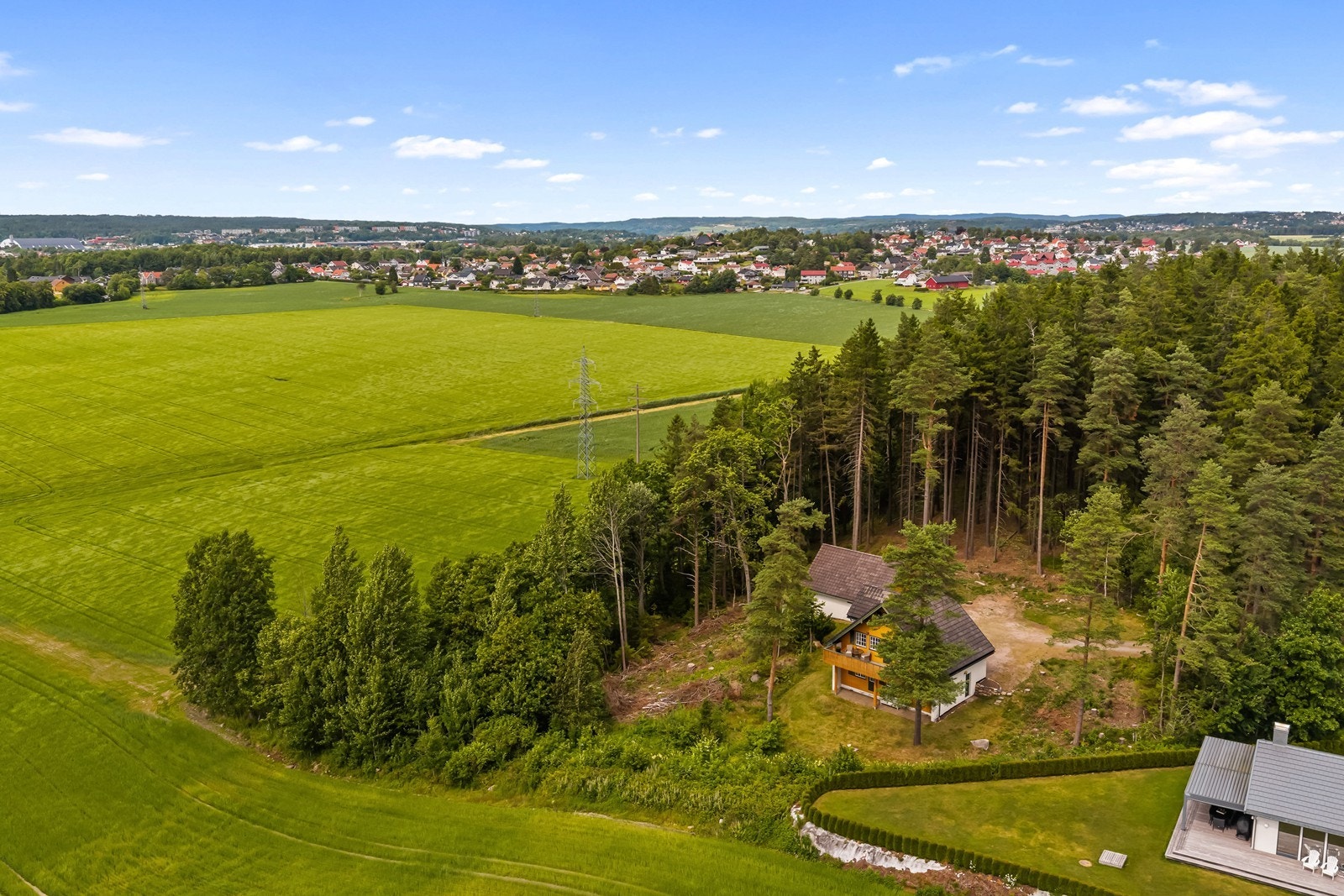 Eiendommen er omgitt av skog og jorder, noe som gir en fredelig atmosfære. Galleribilde