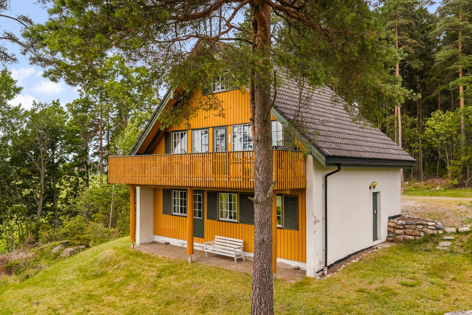 Terrassen på 20 m² strekker seg langs fasaden og gir en fin uteplass. Galleribilde