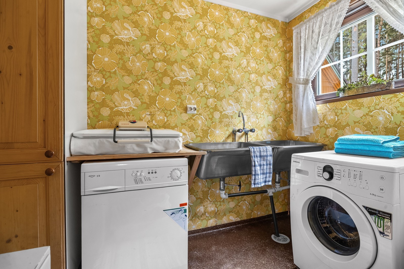 Praktisk vaskerom med opplegg for vaskemaskin, vaskekum og elektriske varmekabler. Galleribilde