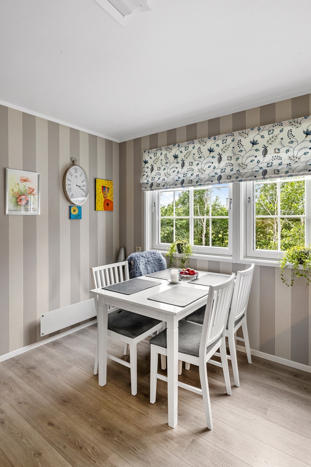 En hyggelig spiseplass ved vinduet gir rom for frokost og uformelle måltider. Galleribilde