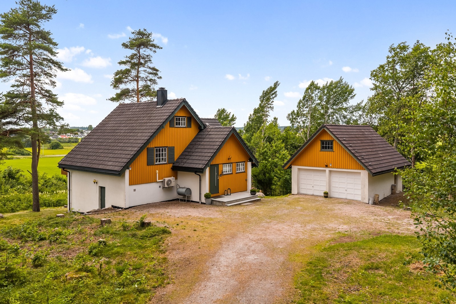 Stor gårdsplass med gode parkeringsmuligheter foran huset og garasjen. Galleribilde