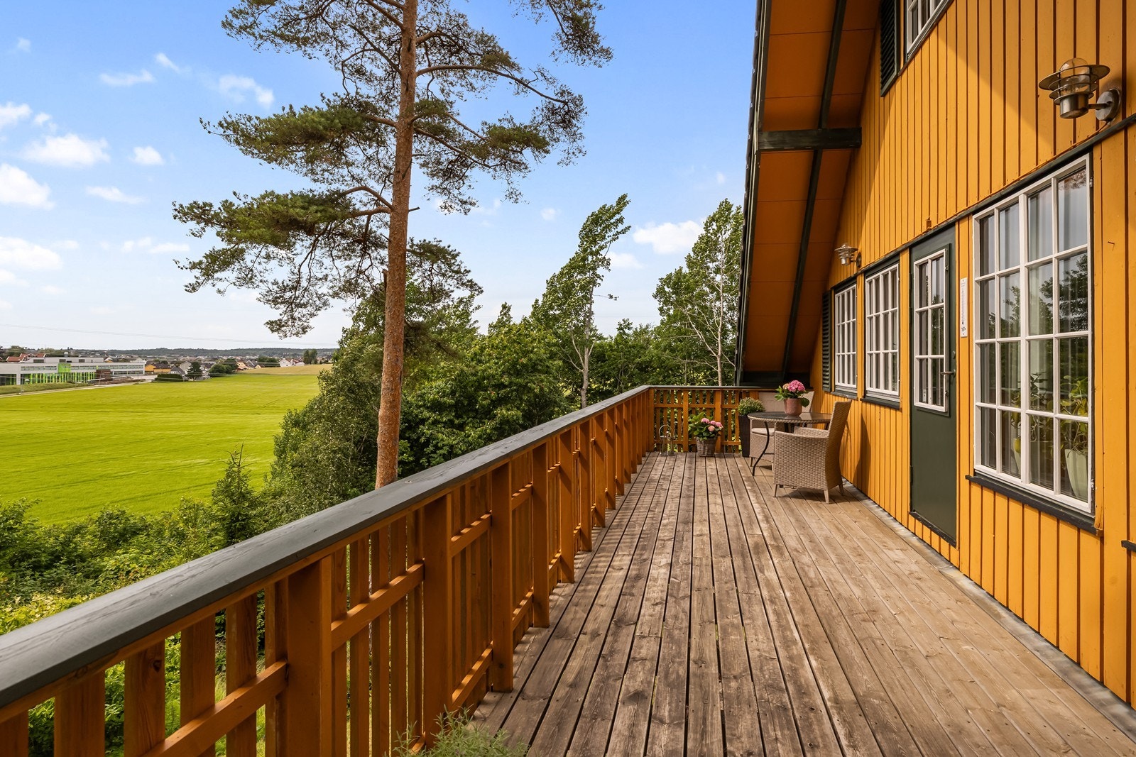 Eiendommen ligger rolig og landlig til med stor naturtomt og nærhet til skog og mark. Galleribilde