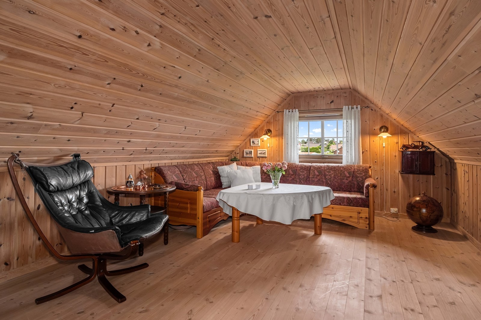 Innredet rom på loftet med furugulv og trepanel på vegger og i tak. Galleribilde
