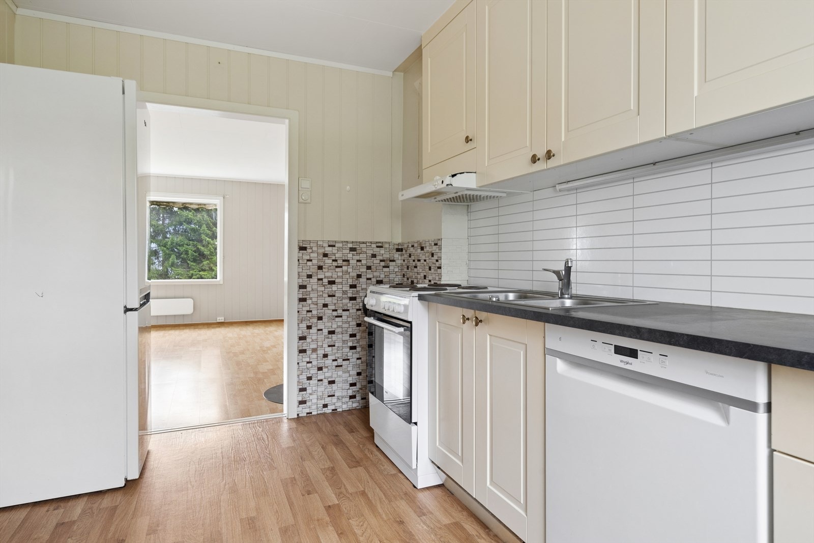 Kjøkkenet har innredning med profilerte fronter og benkeplate av laminat. Det er god skap- og benkeplass langs veggen, og rommet har plass til frittstående hvitevarer. Galleribilde
