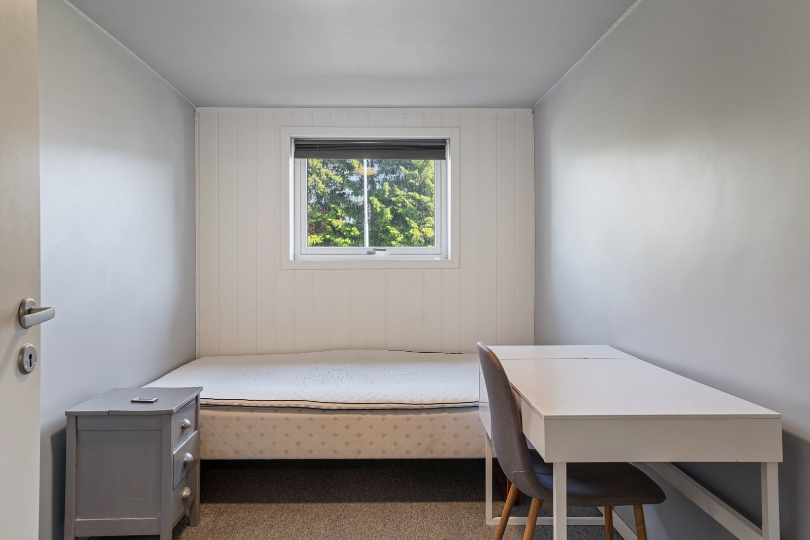 Soverom i kjelleren har teppefliser på gulvet. Galleribilde
