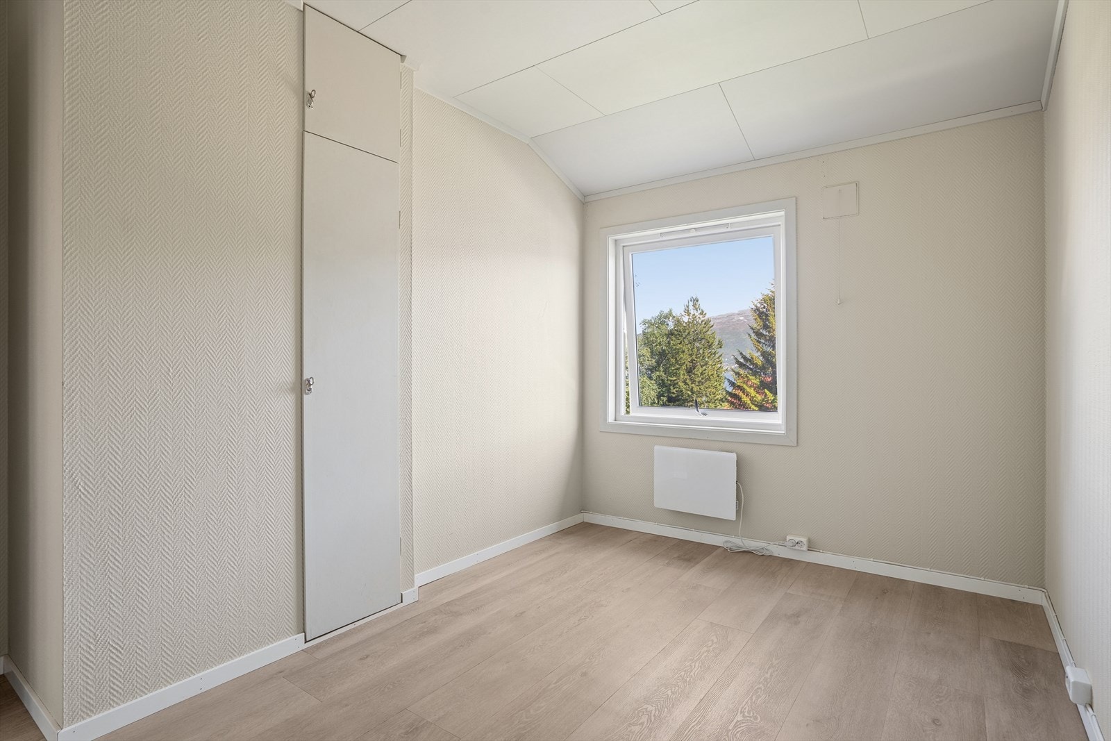 To mindre soverom langs sørsiden er plassert ved siden av hverandre og egner seg godt som barnerom eller gjesterom. Galleribilde