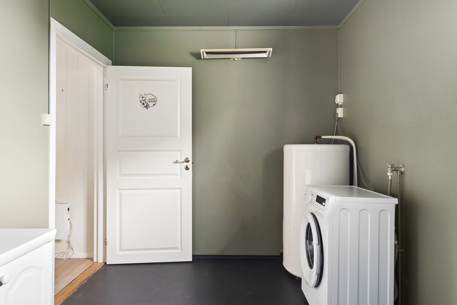 Det er opplegg for vaskemaskin. Gulvet har vinylbelegg/microsement. Rommet har naturlig ventilering. Galleribilde