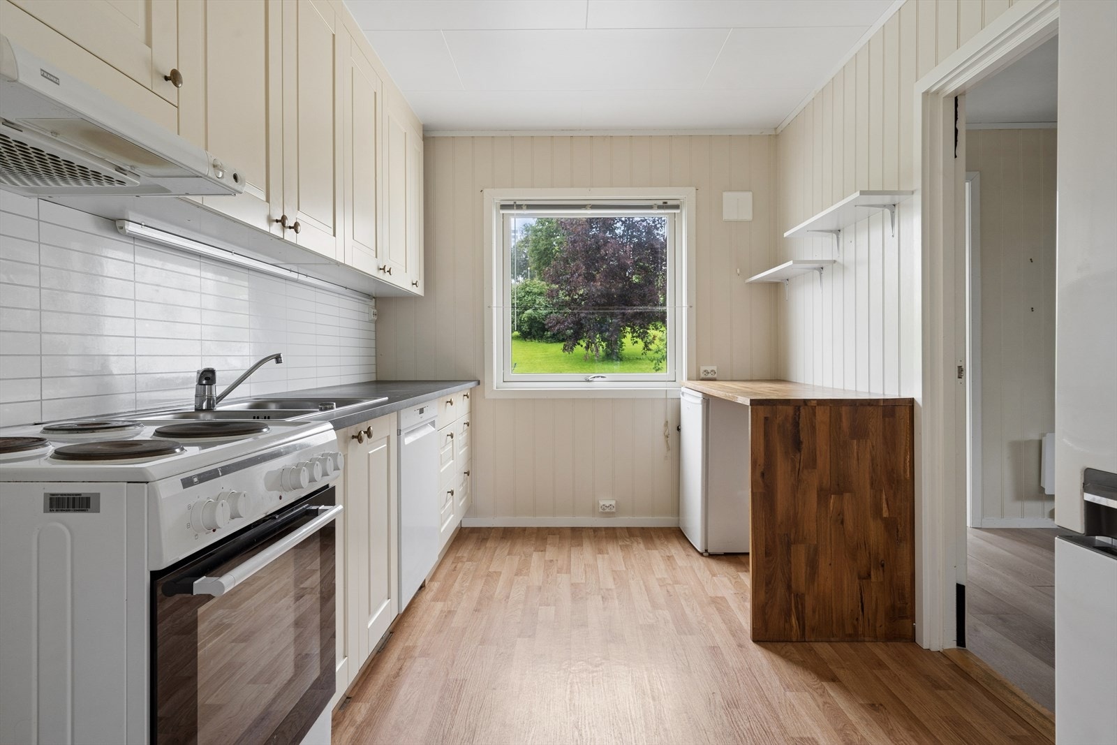 Kjøkkenet er utstyrt med kjøkkenventilator med avtrekk ut, komfyr, kjøleskap og oppvaskmaskin. Galleribilde