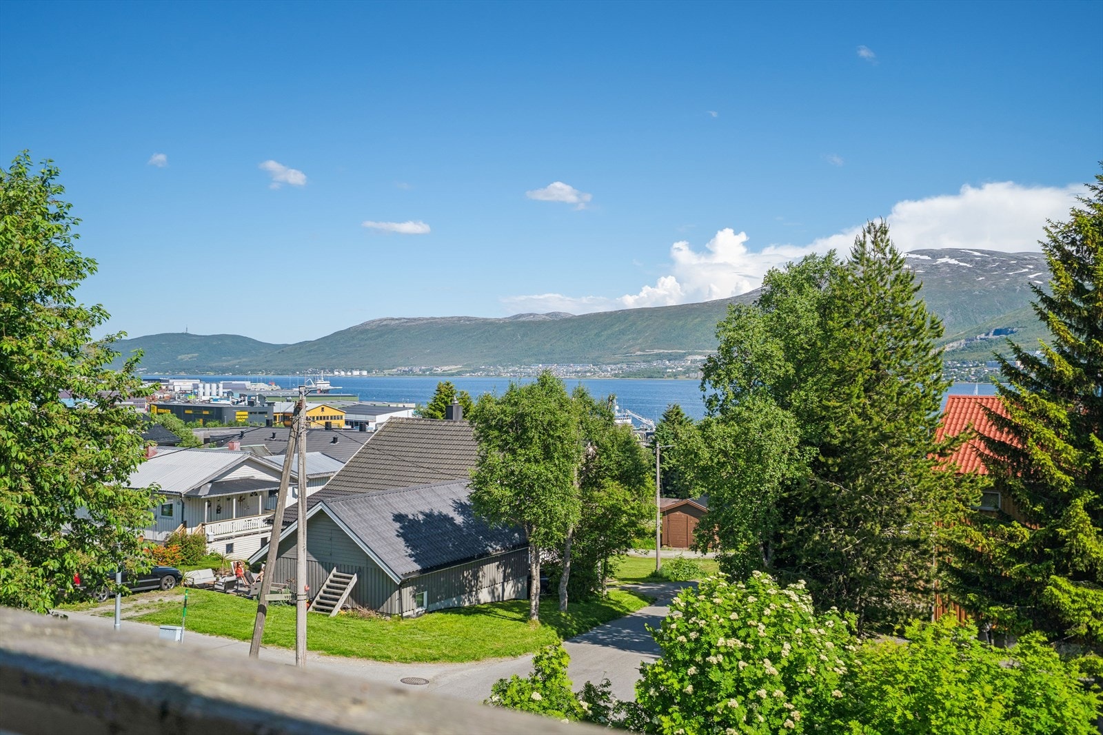 Fra balkongen er det utsikt over nærområdet og innseilingen. Galleribilde