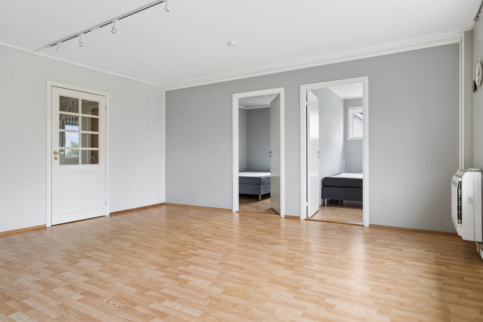 Fra stuen er det adkomst til to av boligens soverom. Galleribilde
