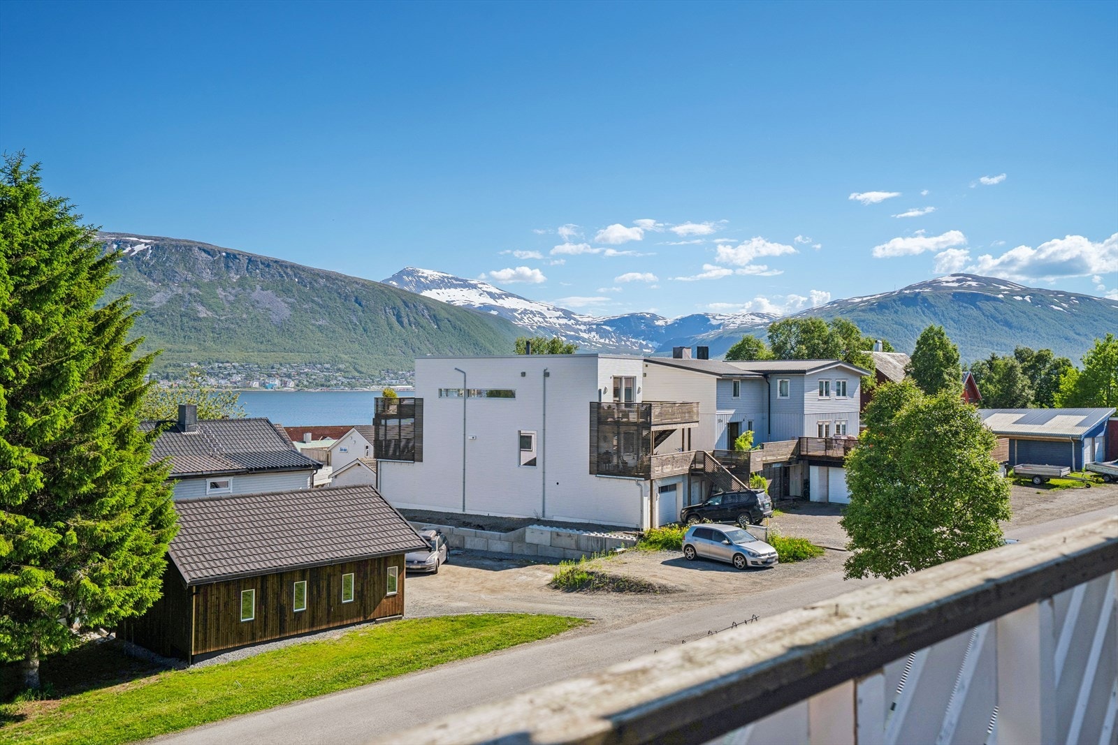 Utsikt mot fjellene og omkringliggende bebyggelse. Galleribilde